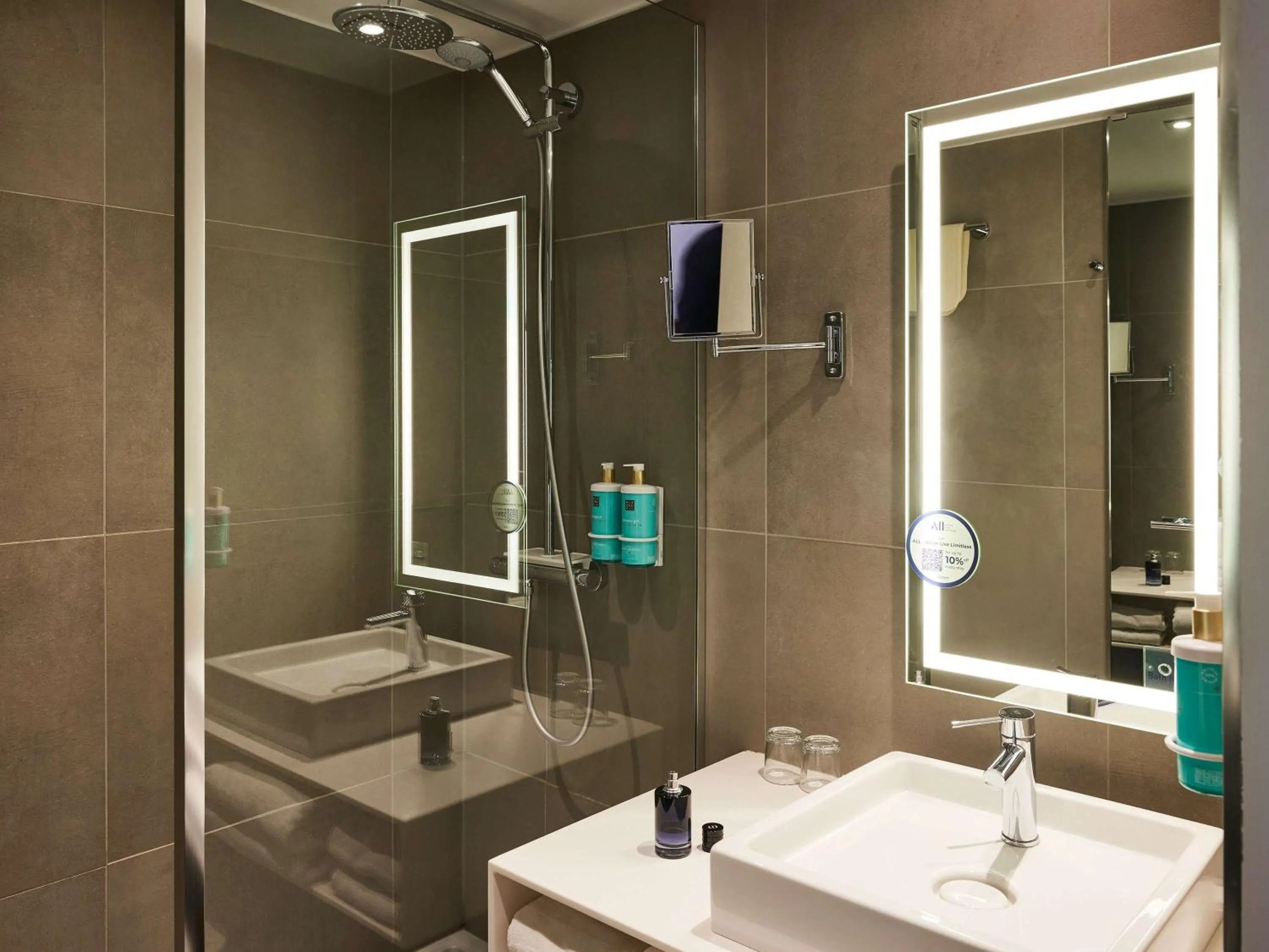 Shower in Novotel Edinburgh Centre