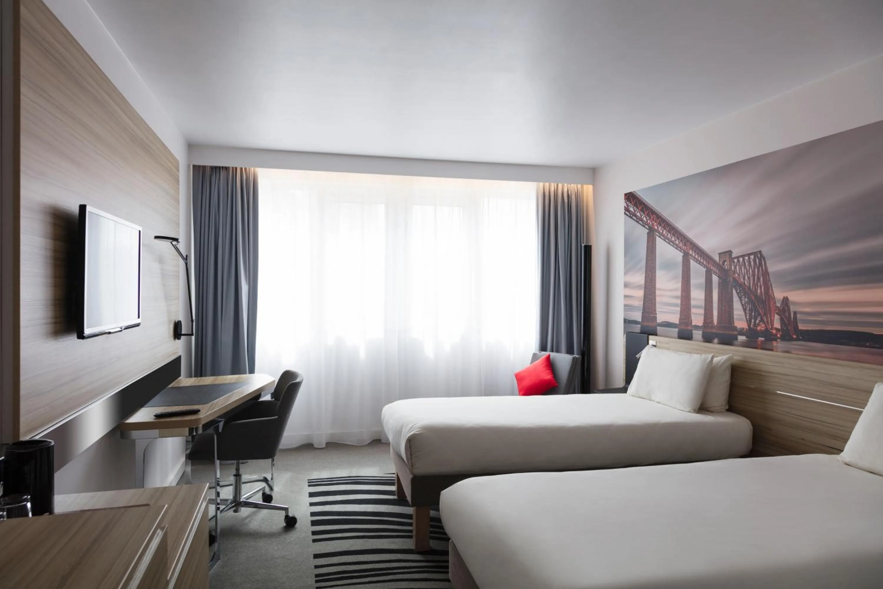 Photo of the whole room, Bed in Novotel Edinburgh Centre