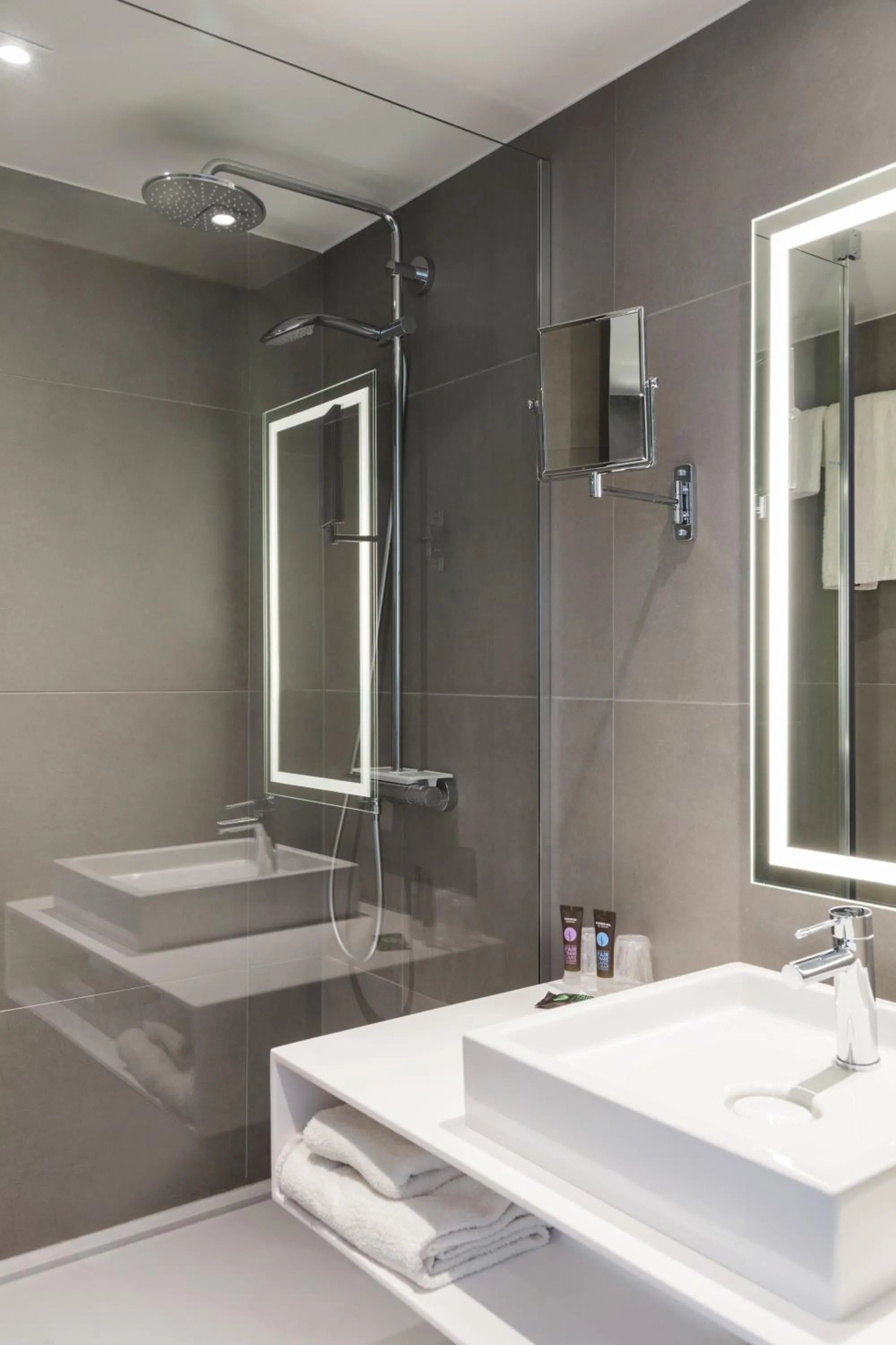 Shower in Novotel Edinburgh Centre