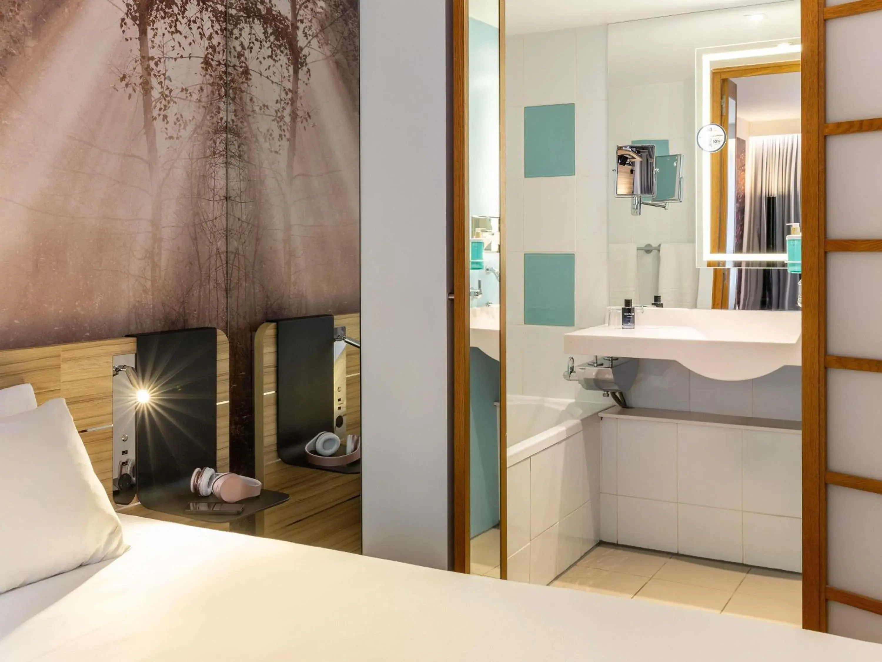 Standard Queen Room with Sofa in Novotel Edinburgh Centre Standard Queen Room with Sofa in Novotel Edinburgh Centre