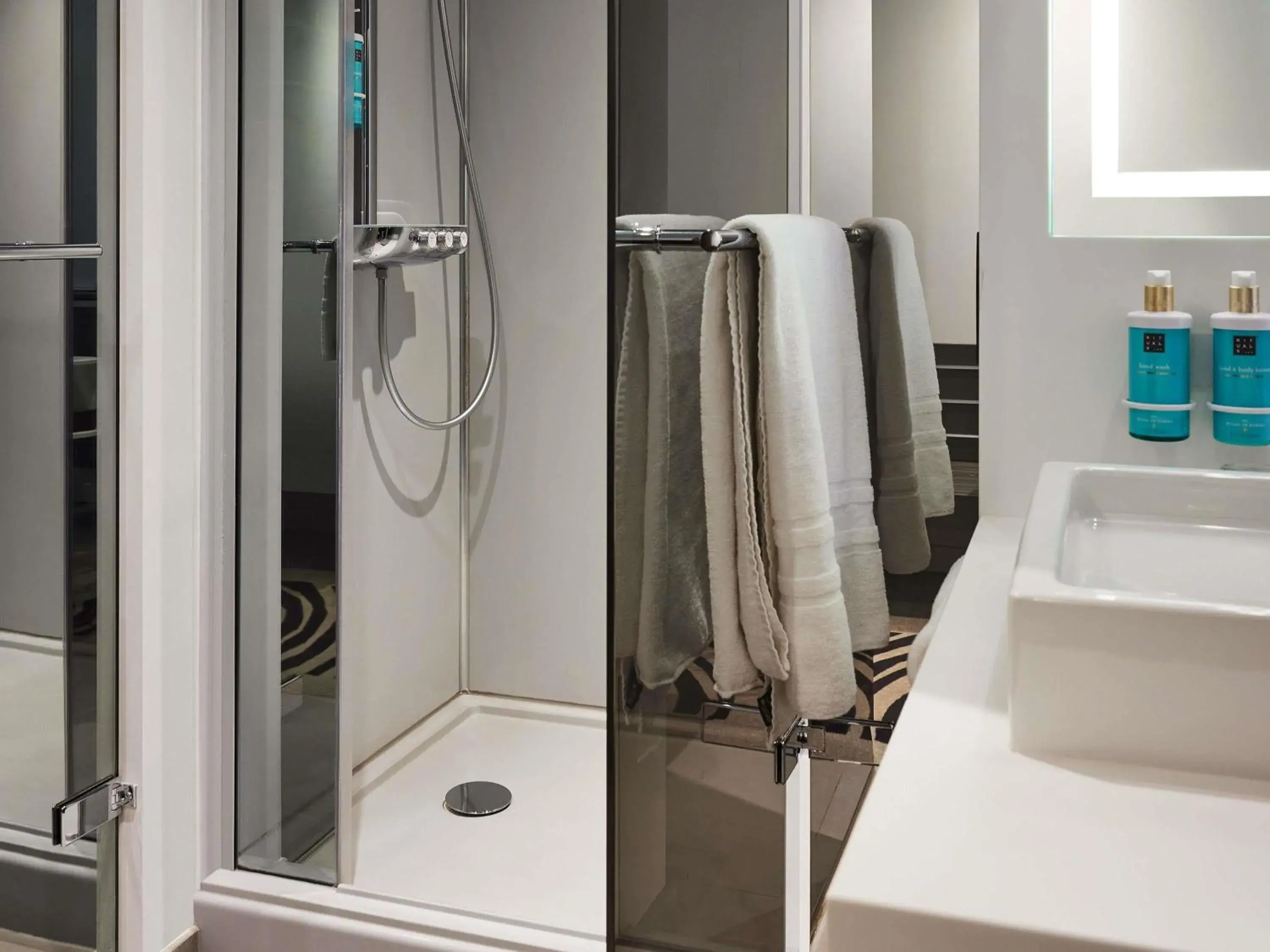 Bedroom in Novotel Edinburgh Centre Bedroom in Novotel Edinburgh Centre