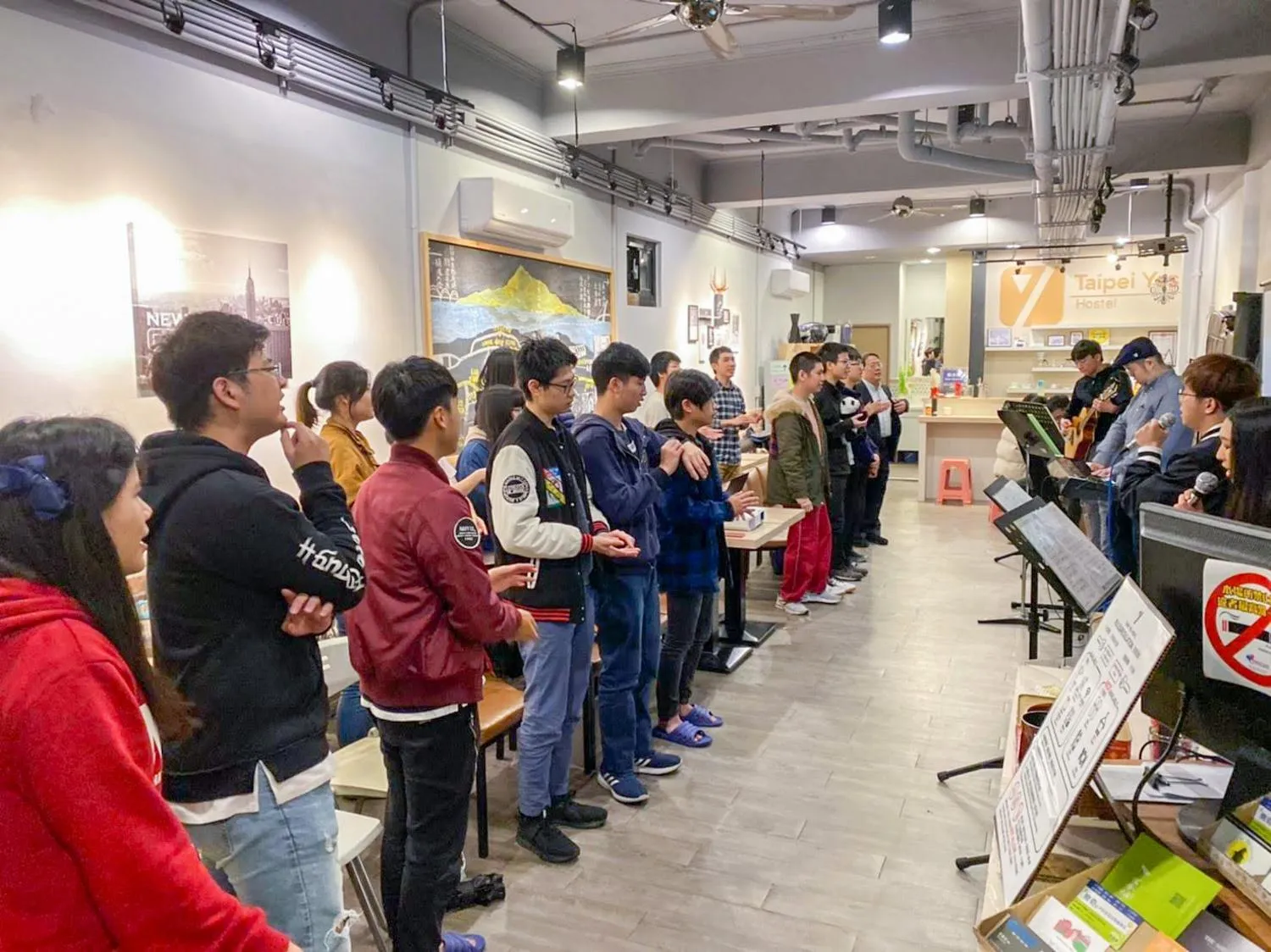 group of guests in 淡水民宿-台北Yes Hotel