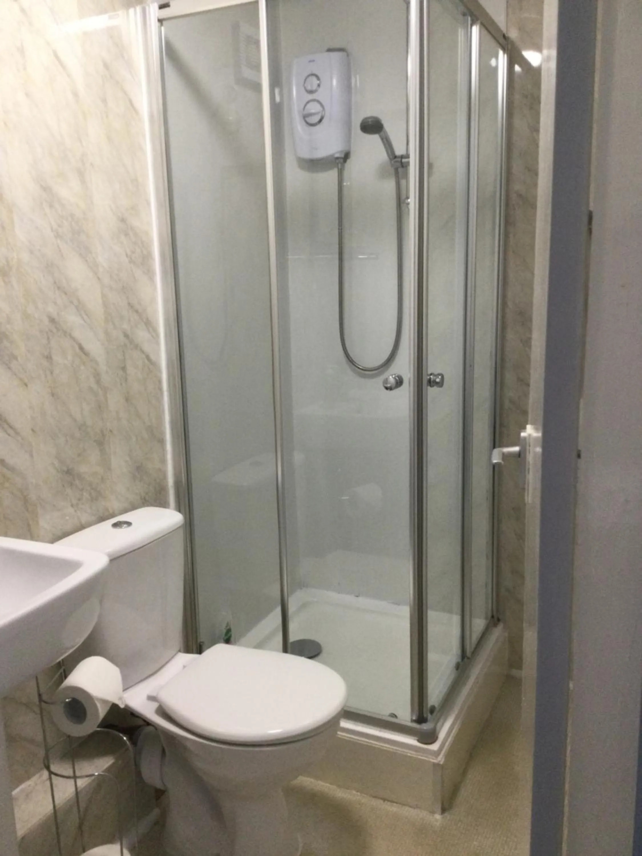 Bathroom in Rose & Crown