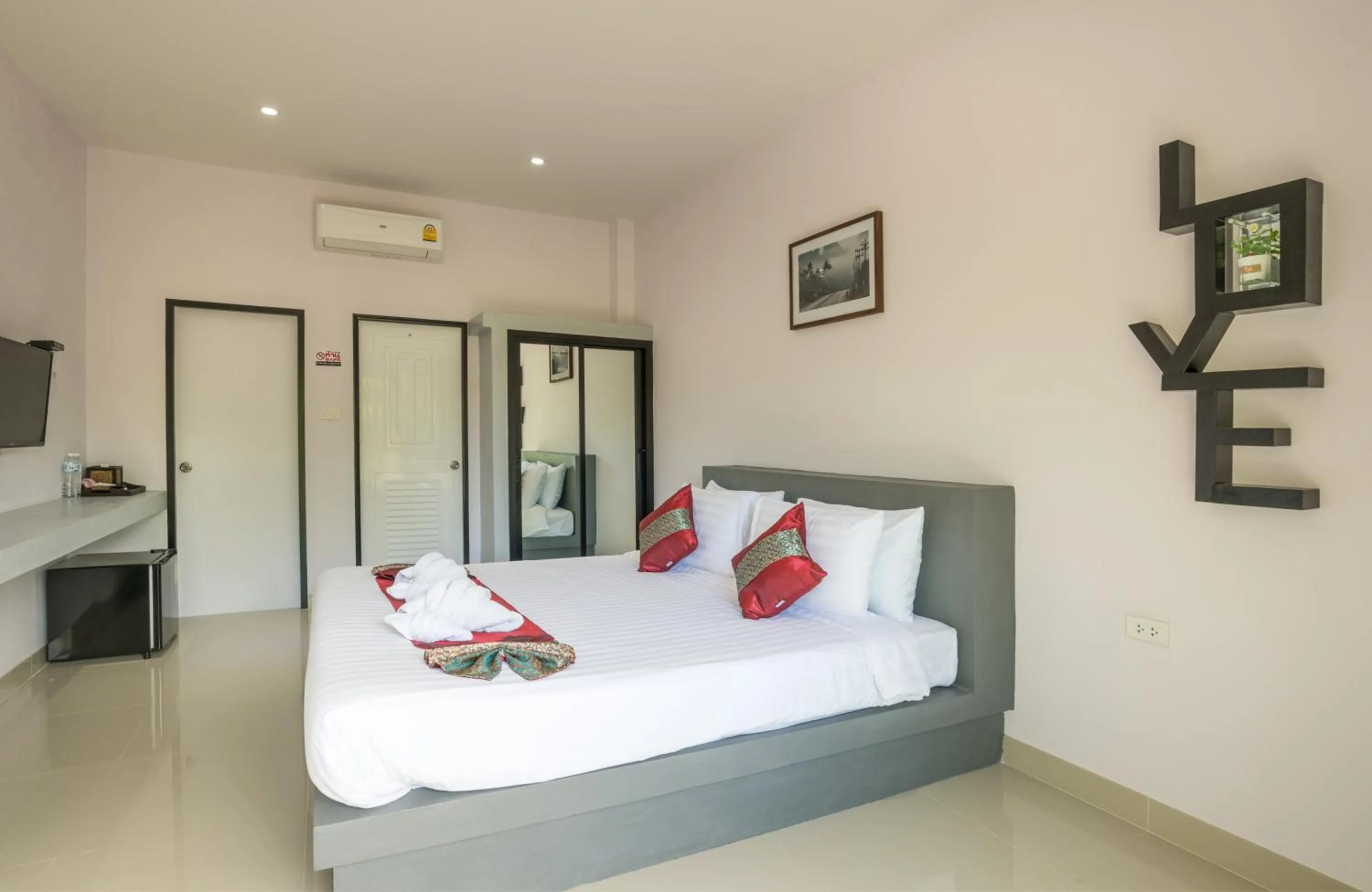 Photo of the whole room, Bed in Krabi Inn Resort