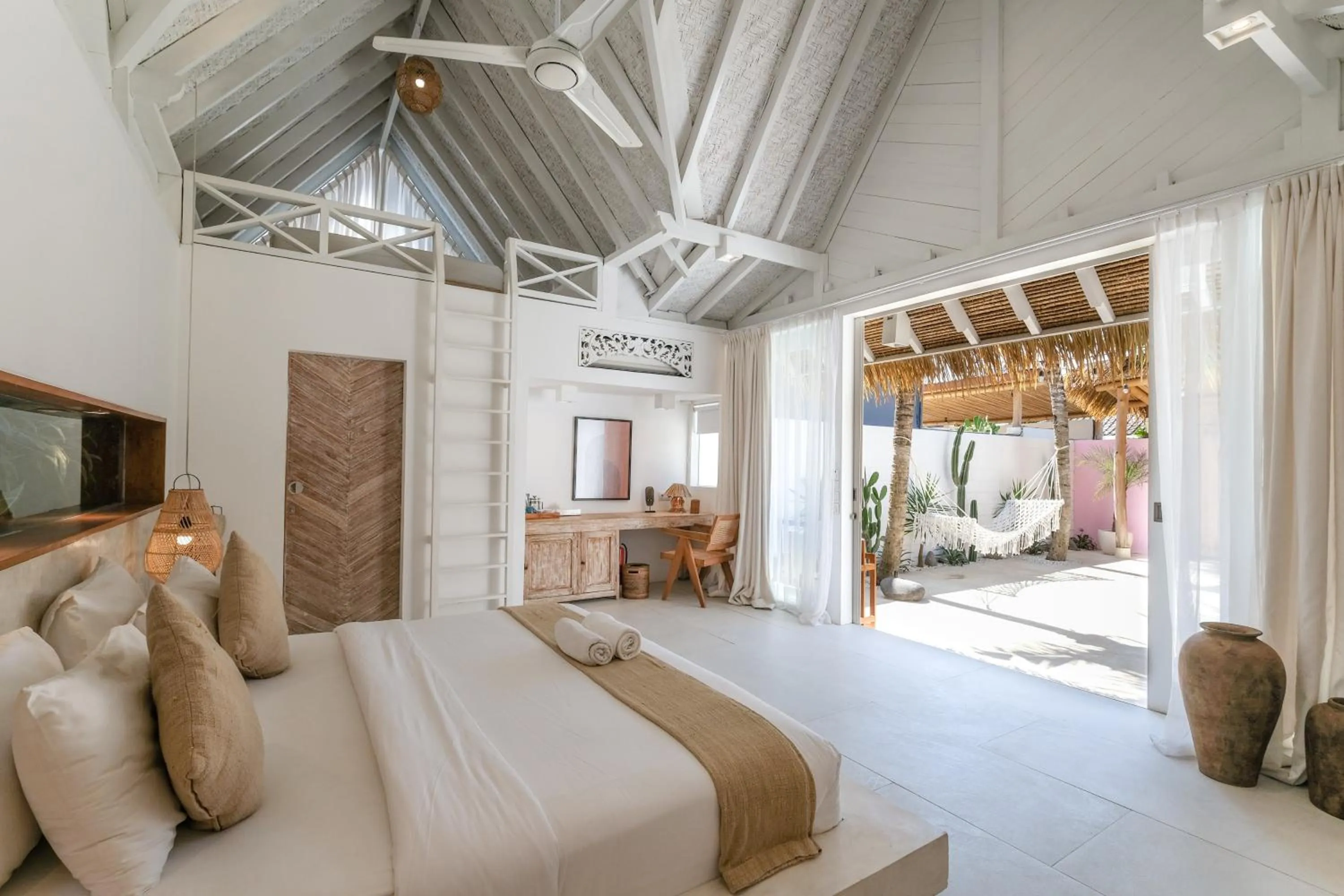 Bedroom, Bed in Mahi Mahi Villa & Suites