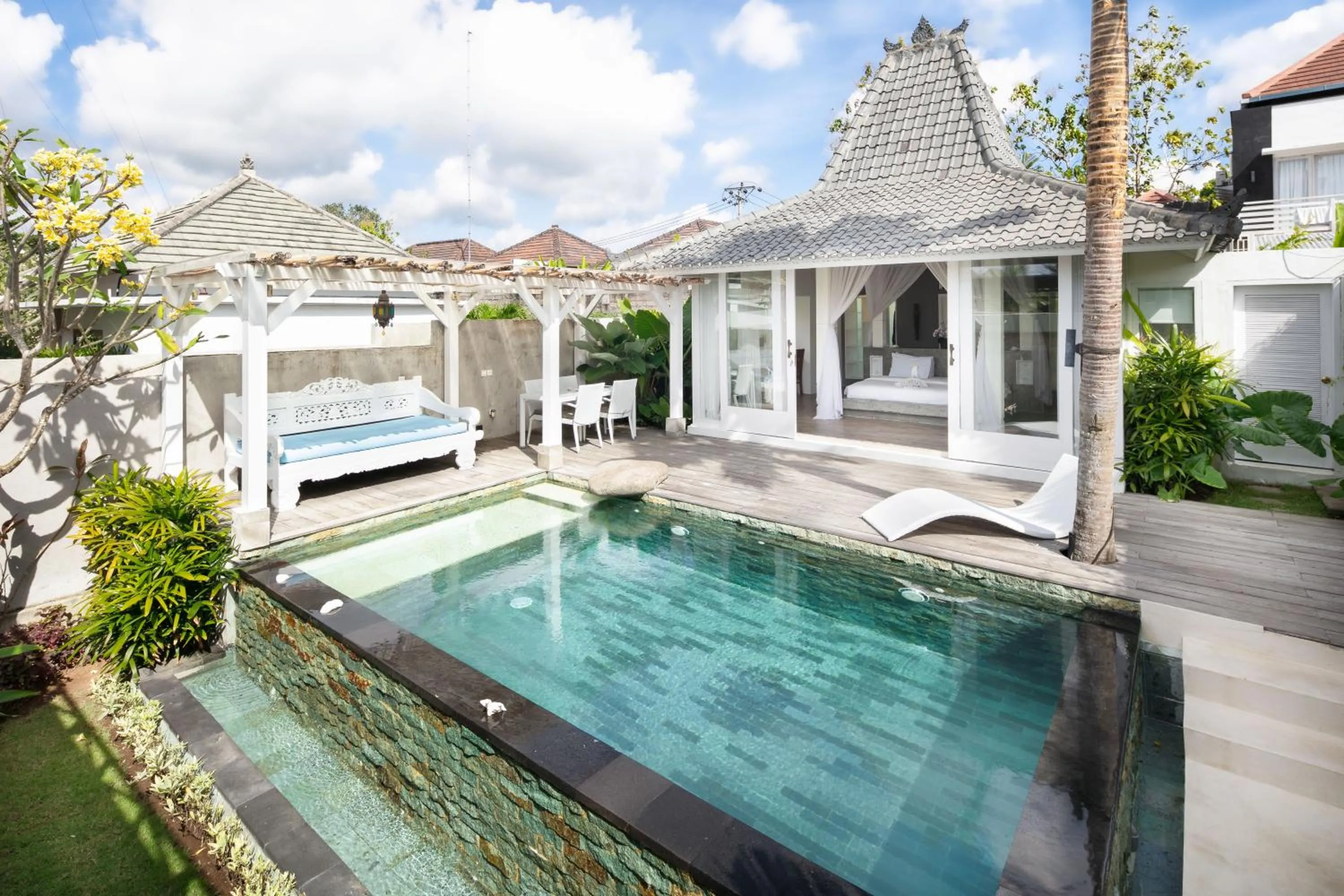 Swimming pool in Mahi Mahi Villa & Suites