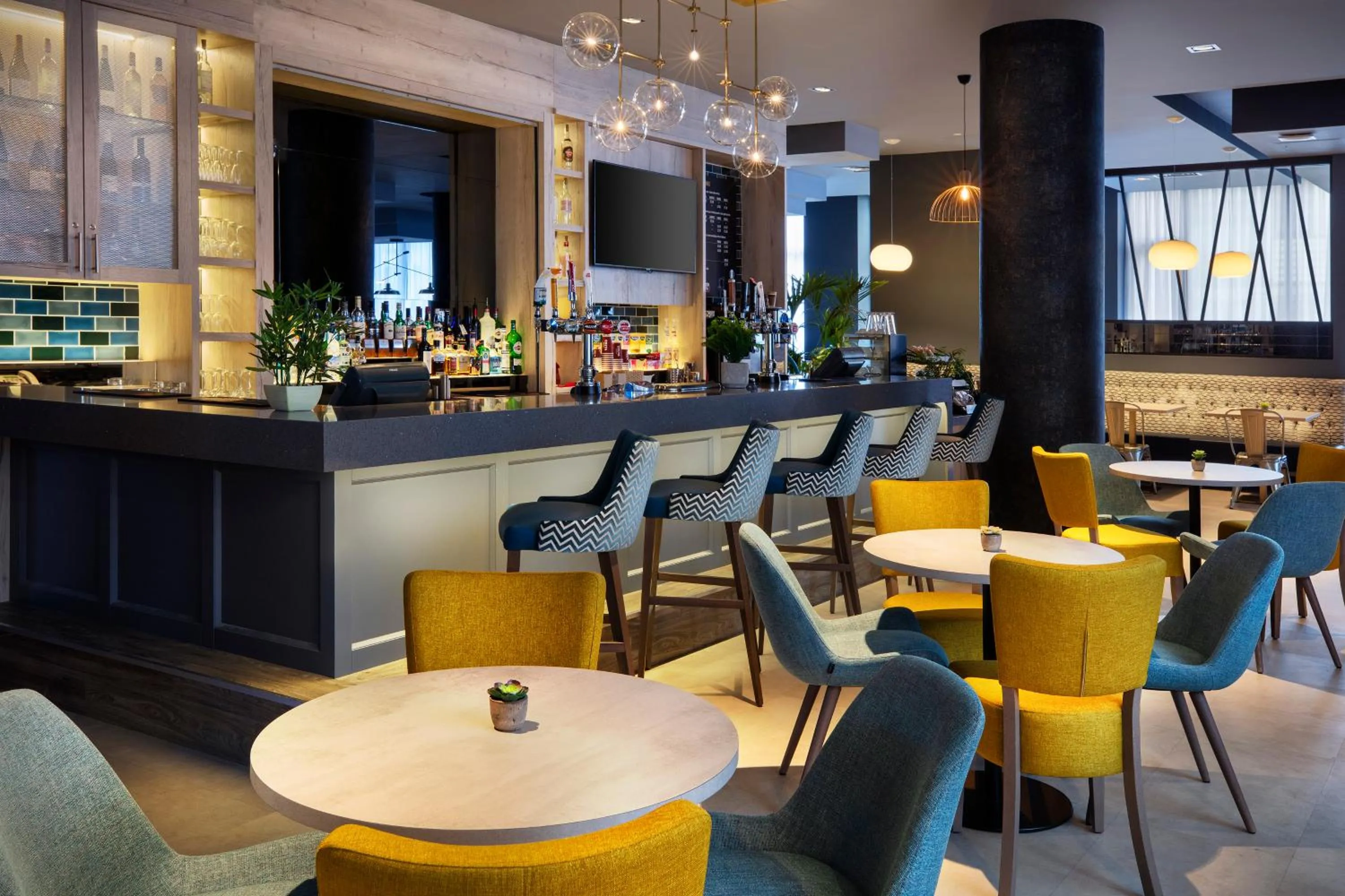 Lounge or bar in Leonardo Hotel London Croydon