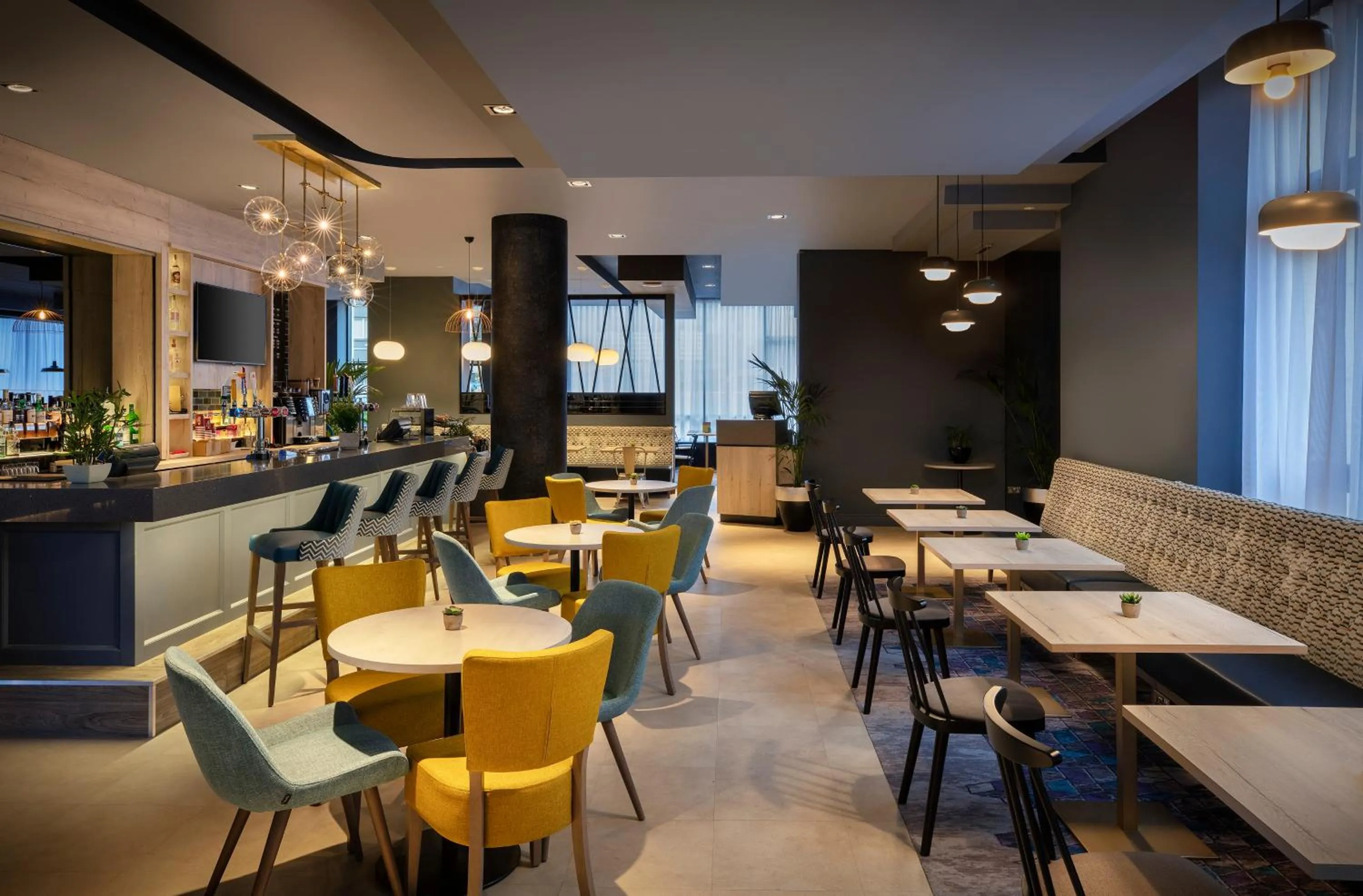 Lounge or bar in Leonardo Hotel London Croydon