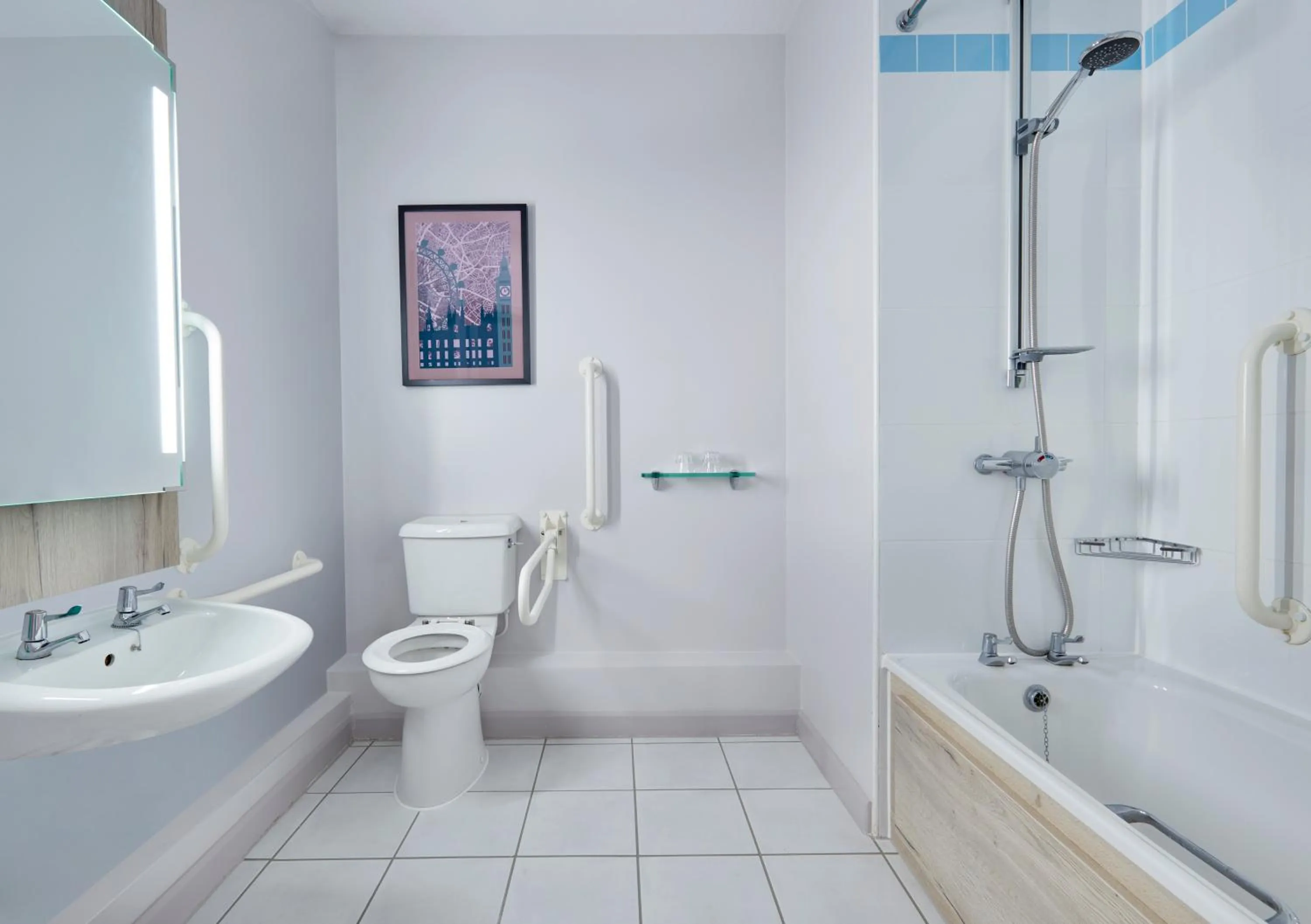 Bath in Leonardo Hotel London Croydon