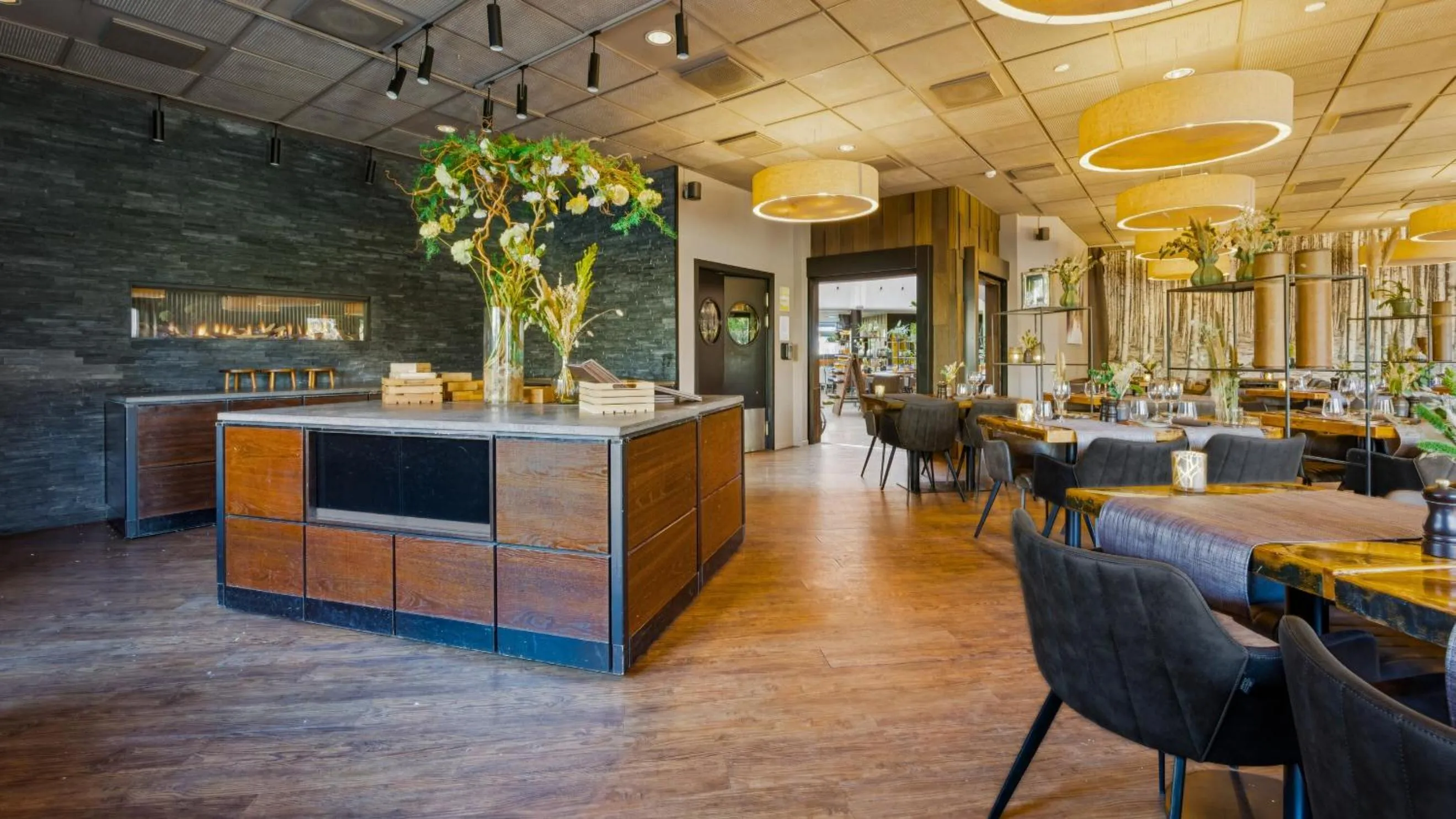 Restaurant/places to eat in Hotel Lautrup Park