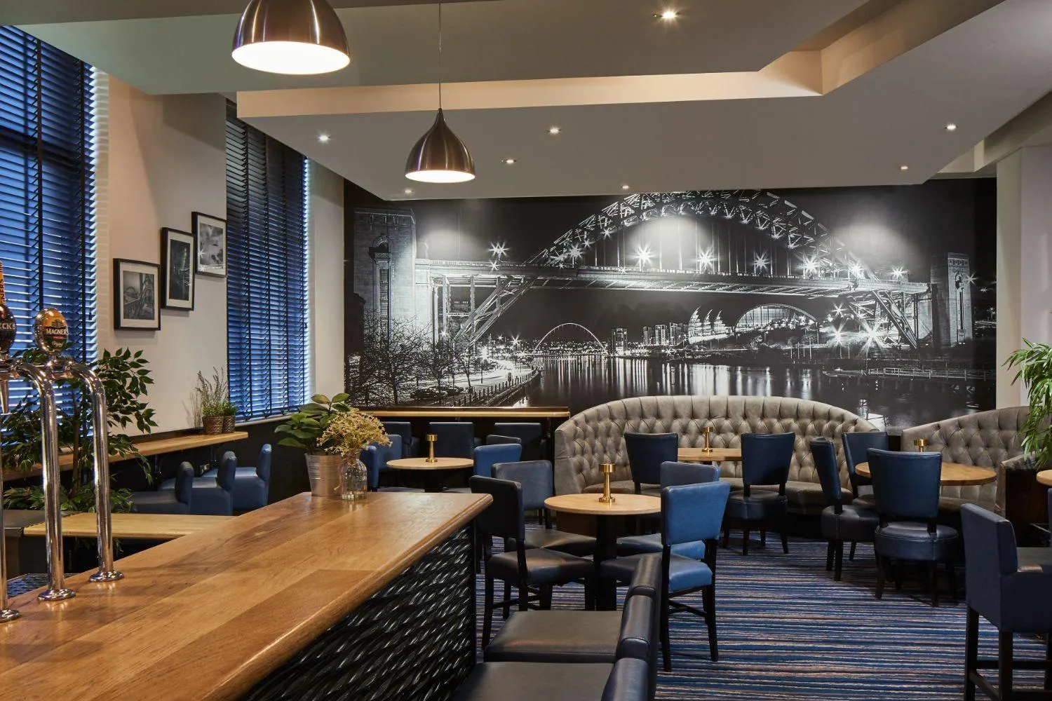 Lounge or bar in Leonardo Hotel Newcastle