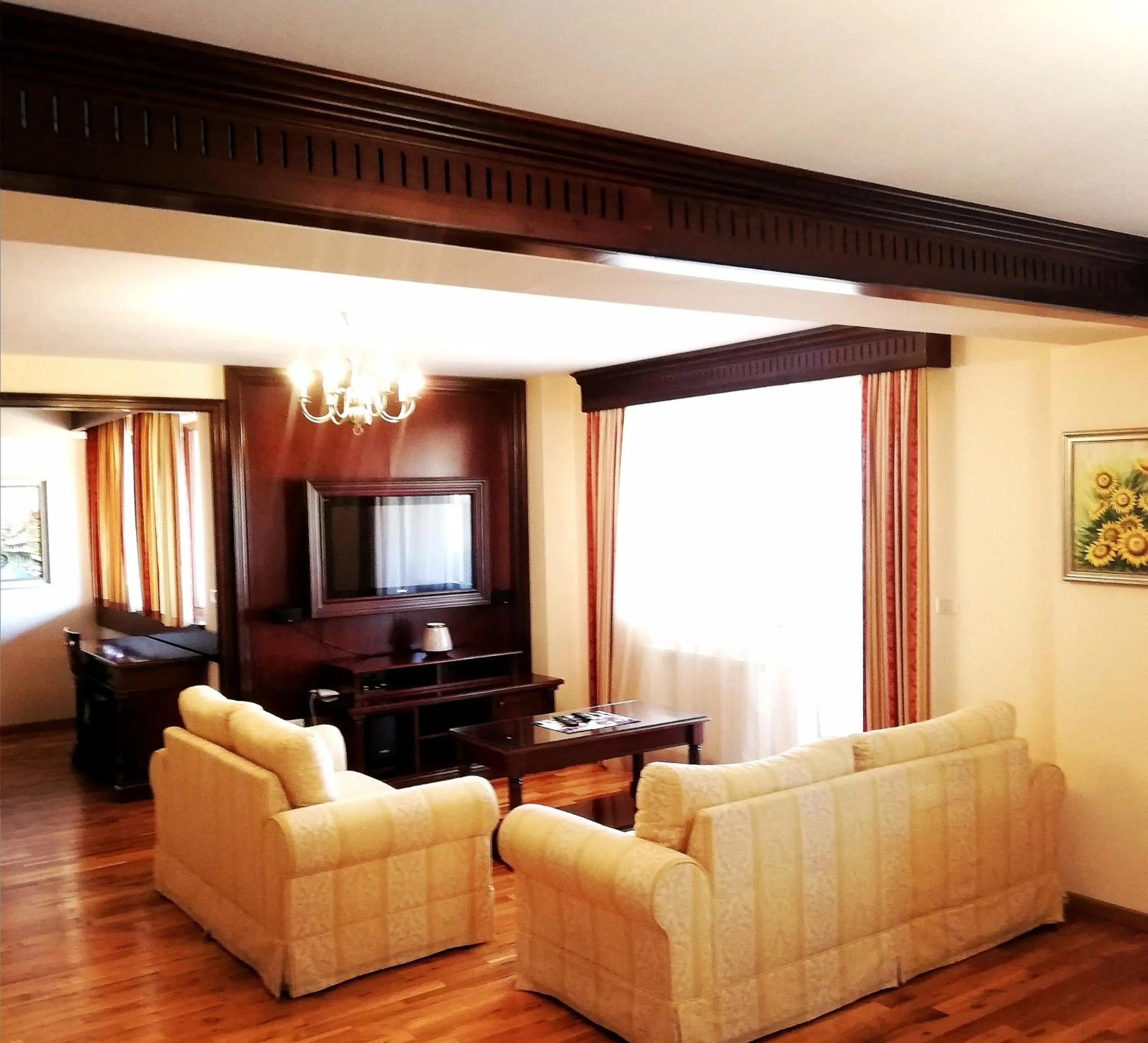 Communal lounge/ TV room in Penthouse Renașterii Amazonia