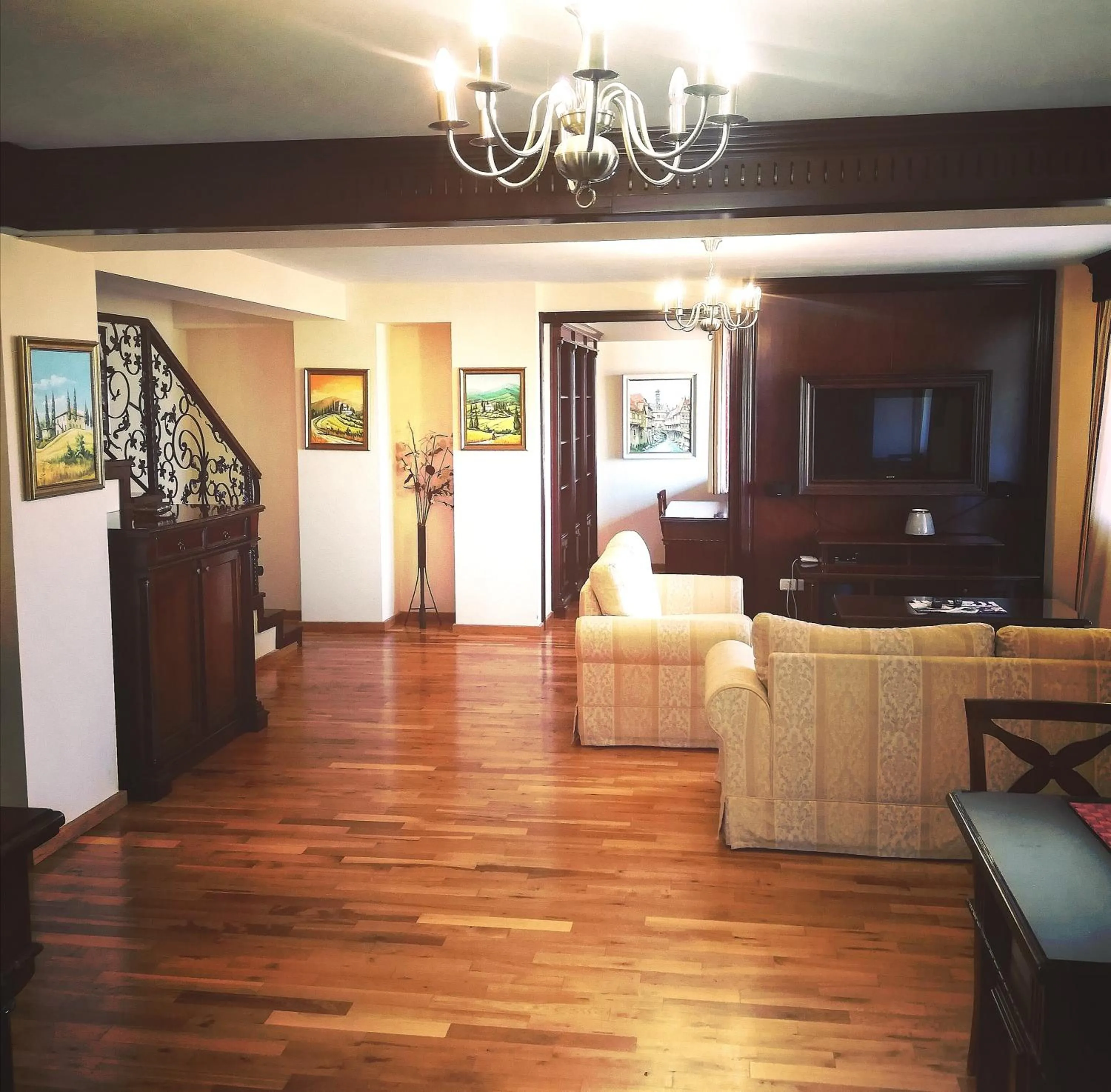 Communal lounge/ TV room in Penthouse Renașterii Amazonia