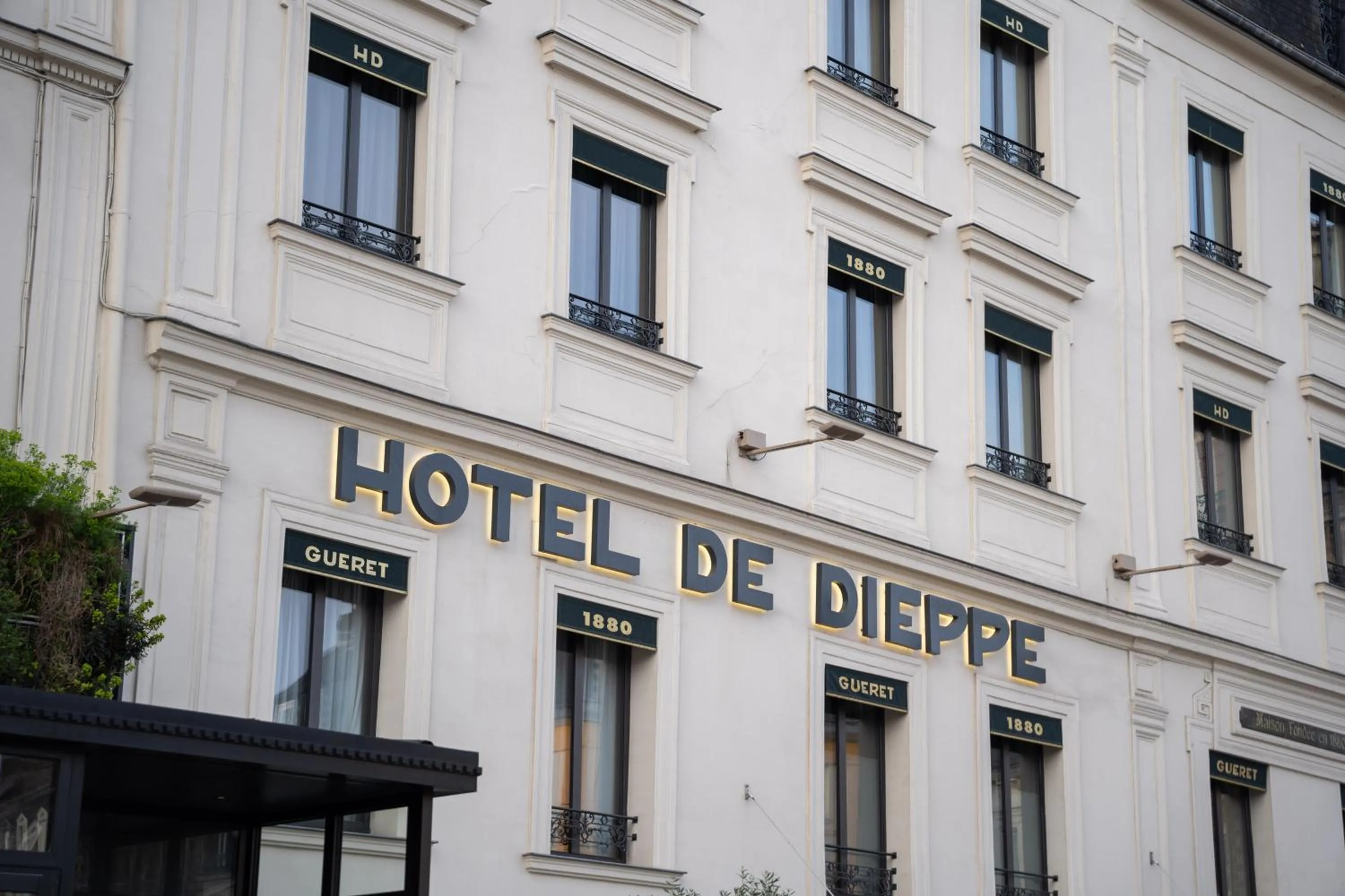 Property building in Best Western Plus Hotel de Dieppe 1880