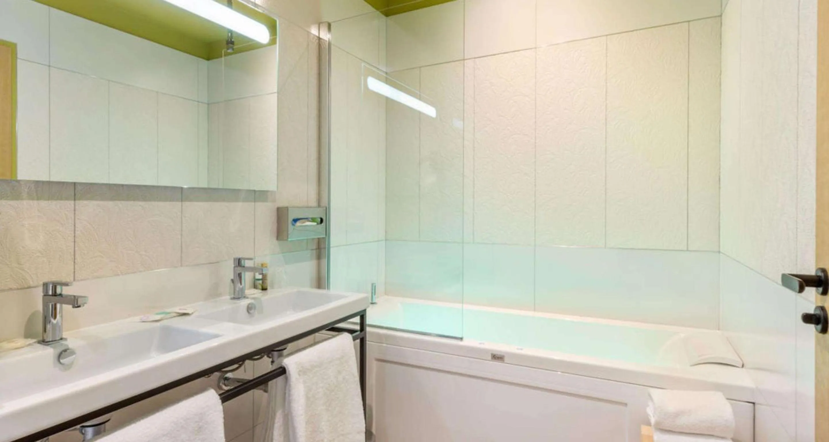 Bedroom in Best Western Plus Hotel de Dieppe 1880