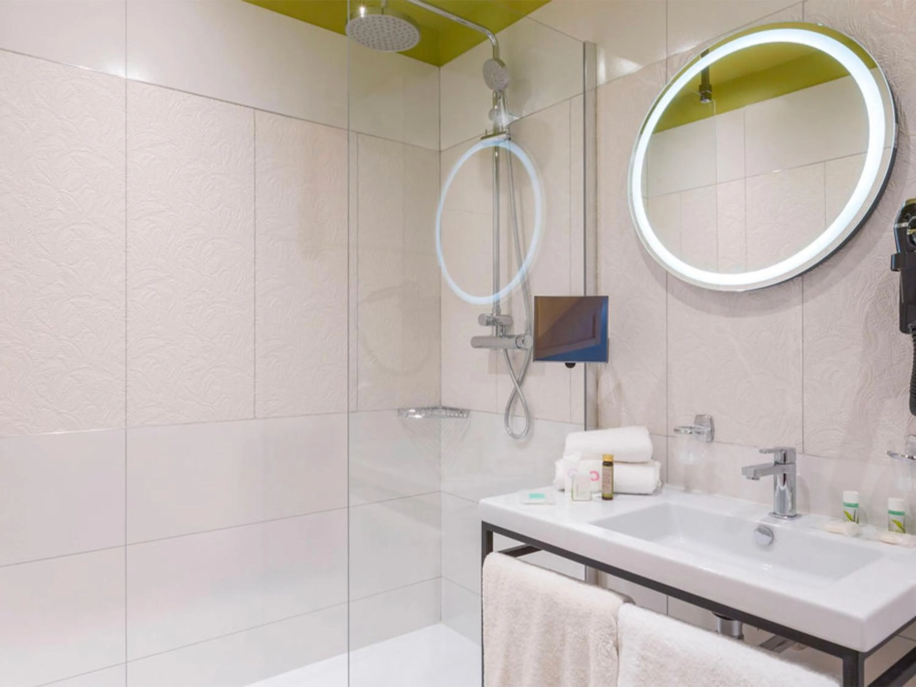 Shower in Best Western Plus Hotel de Dieppe 1880