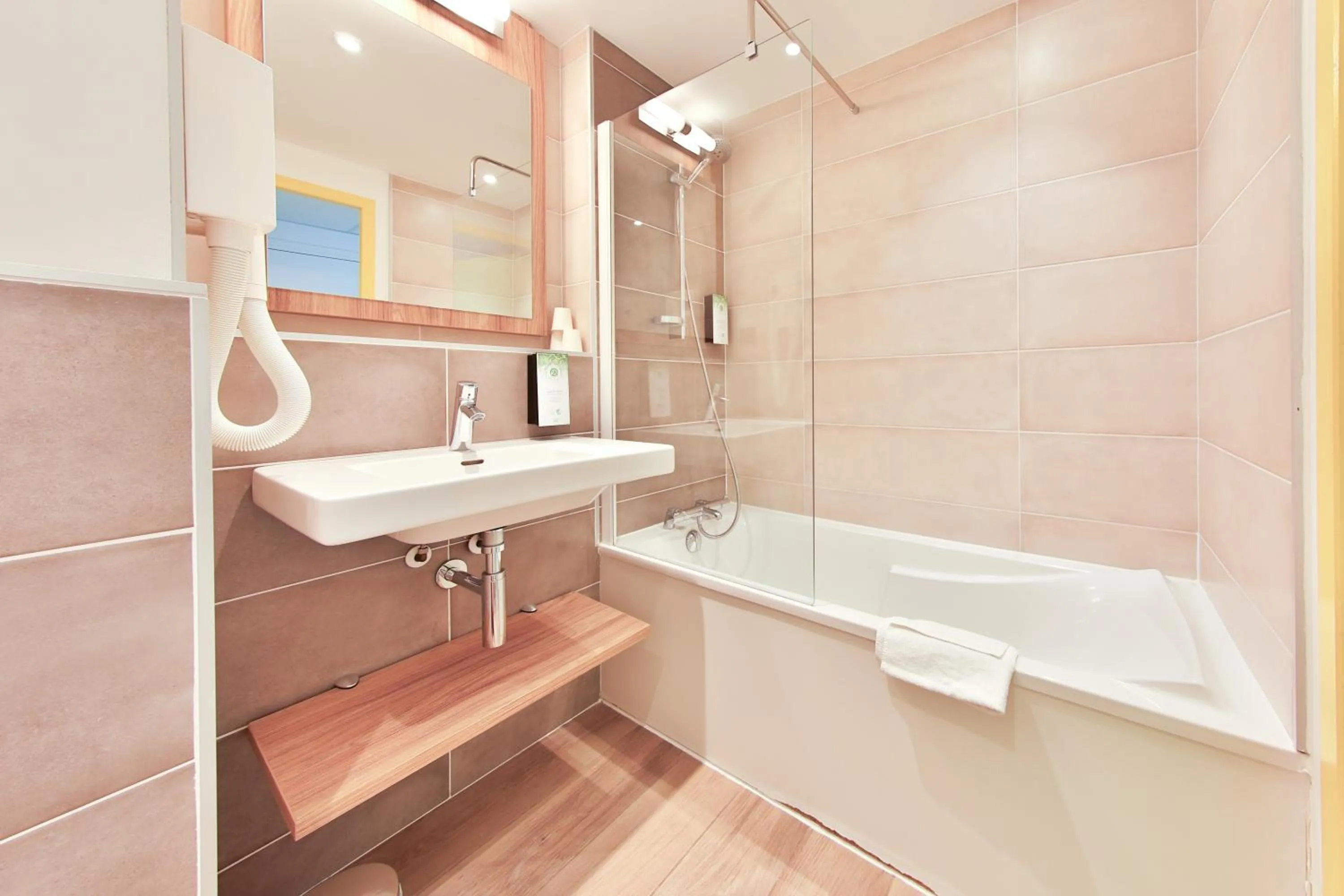 Bathroom in Kyriad Pontarlier