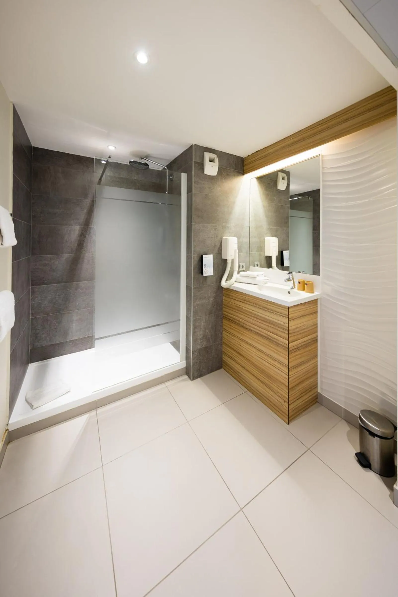 Bathroom in Campanile Limoges Centre - Gare