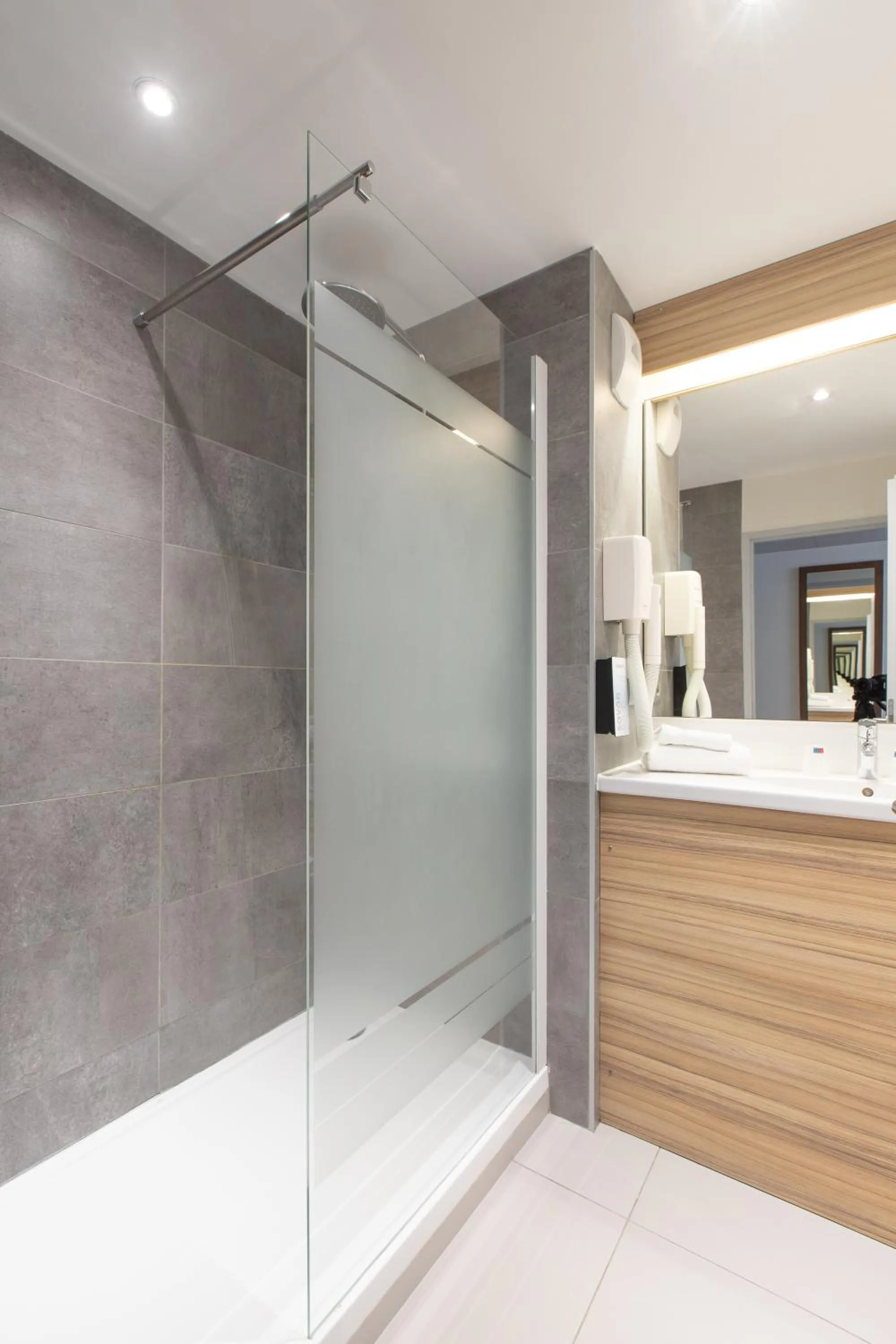 Shower in Campanile Limoges Centre - Gare