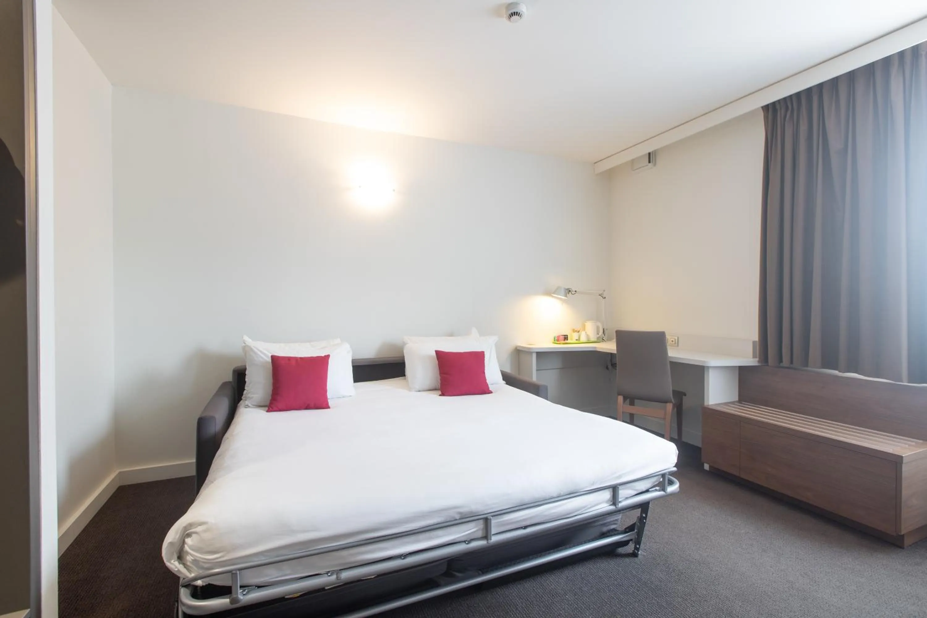 Bedroom, Bed in Campanile Limoges Centre - Gare