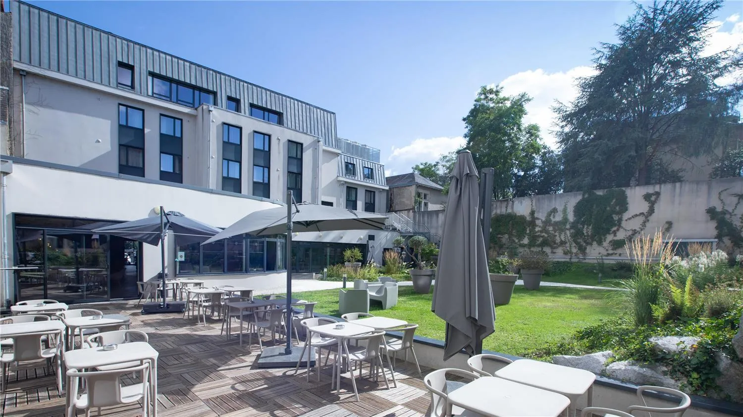 Patio in Campanile Limoges Centre - Gare