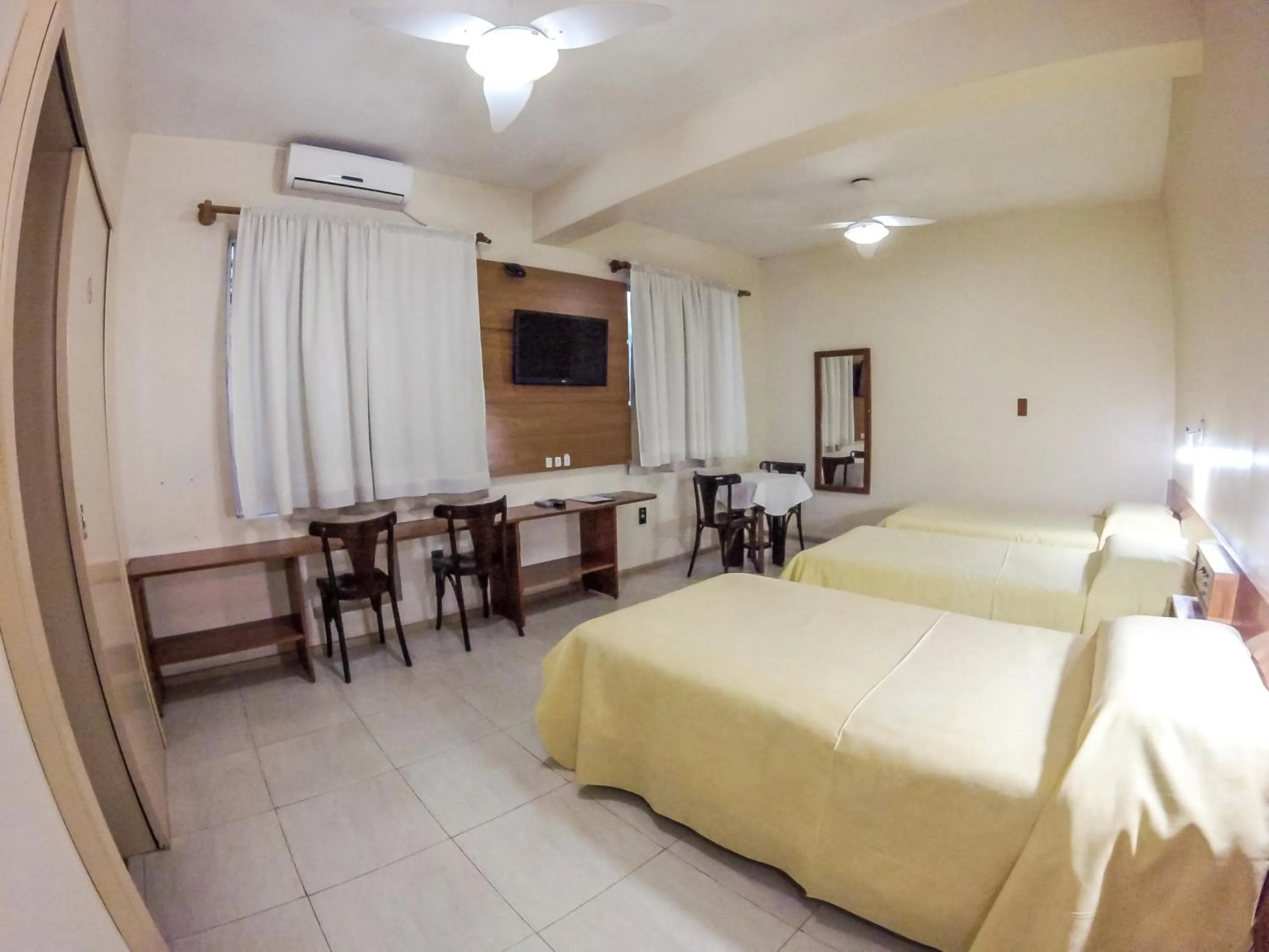 Photo of the whole room, Bed in Milão Hotel