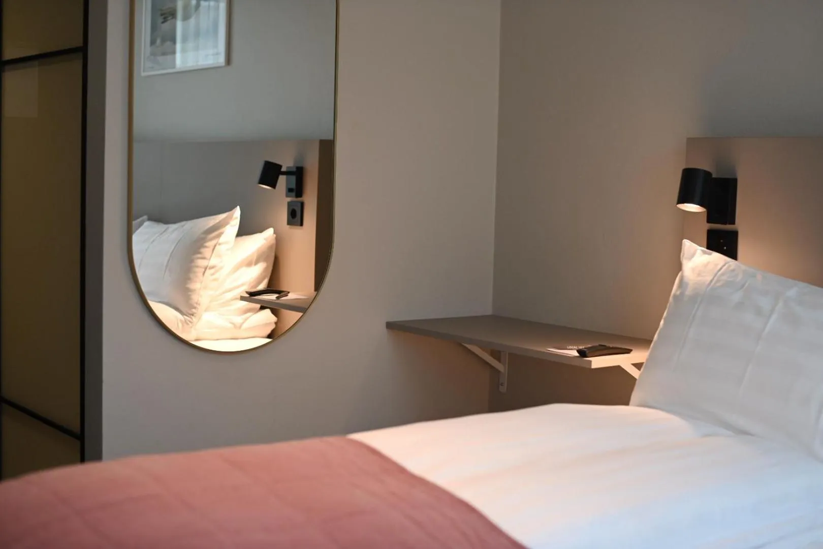 Bedroom, Bed in Hotel Local 101