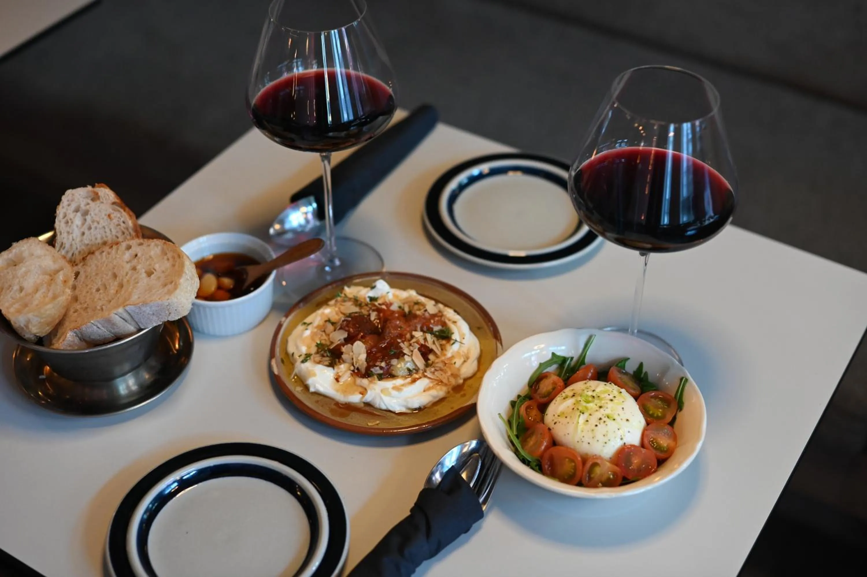 Restaurant/places to eat in Hotel Local 101