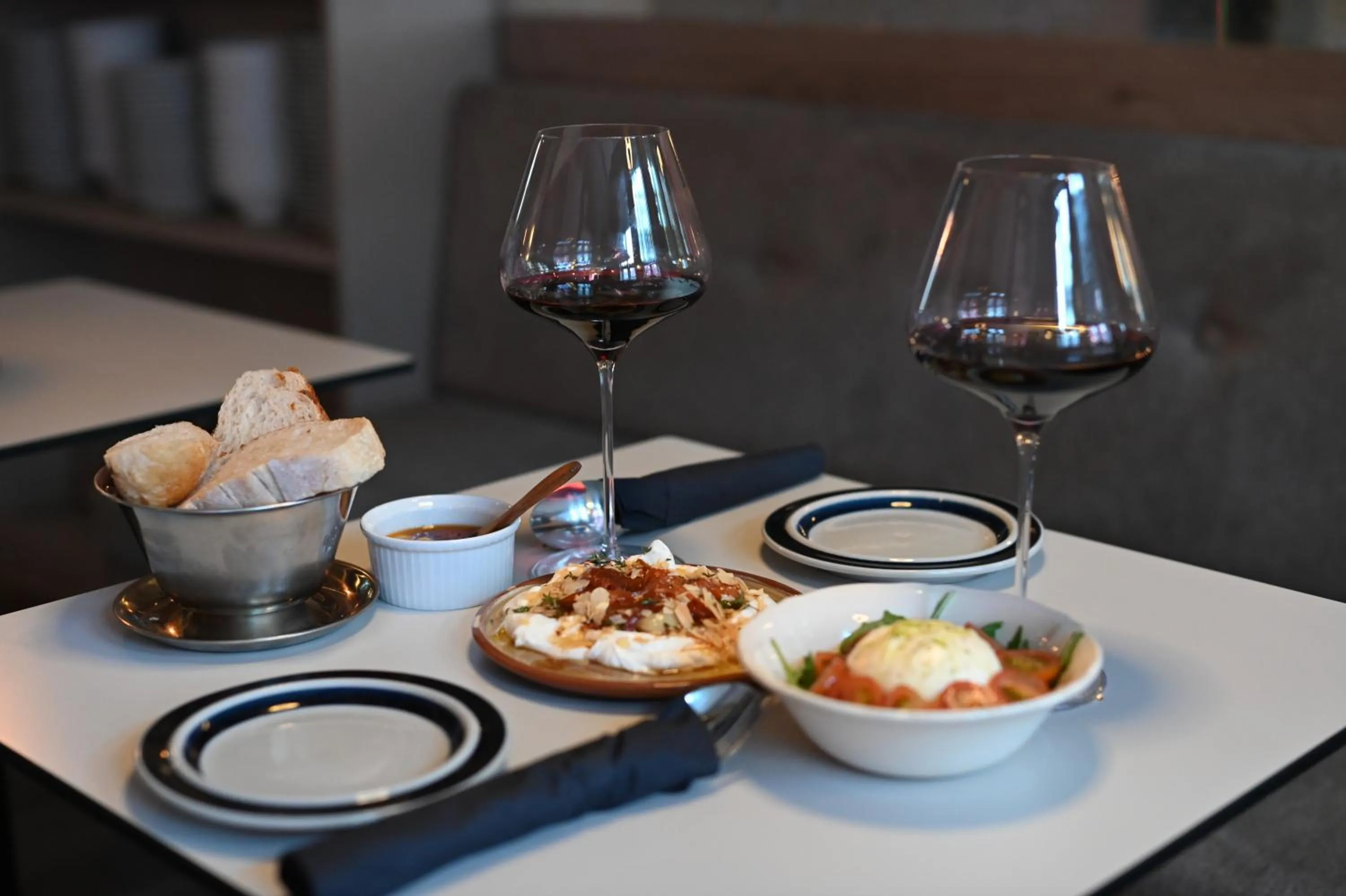 Restaurant/places to eat in Hotel Local 101