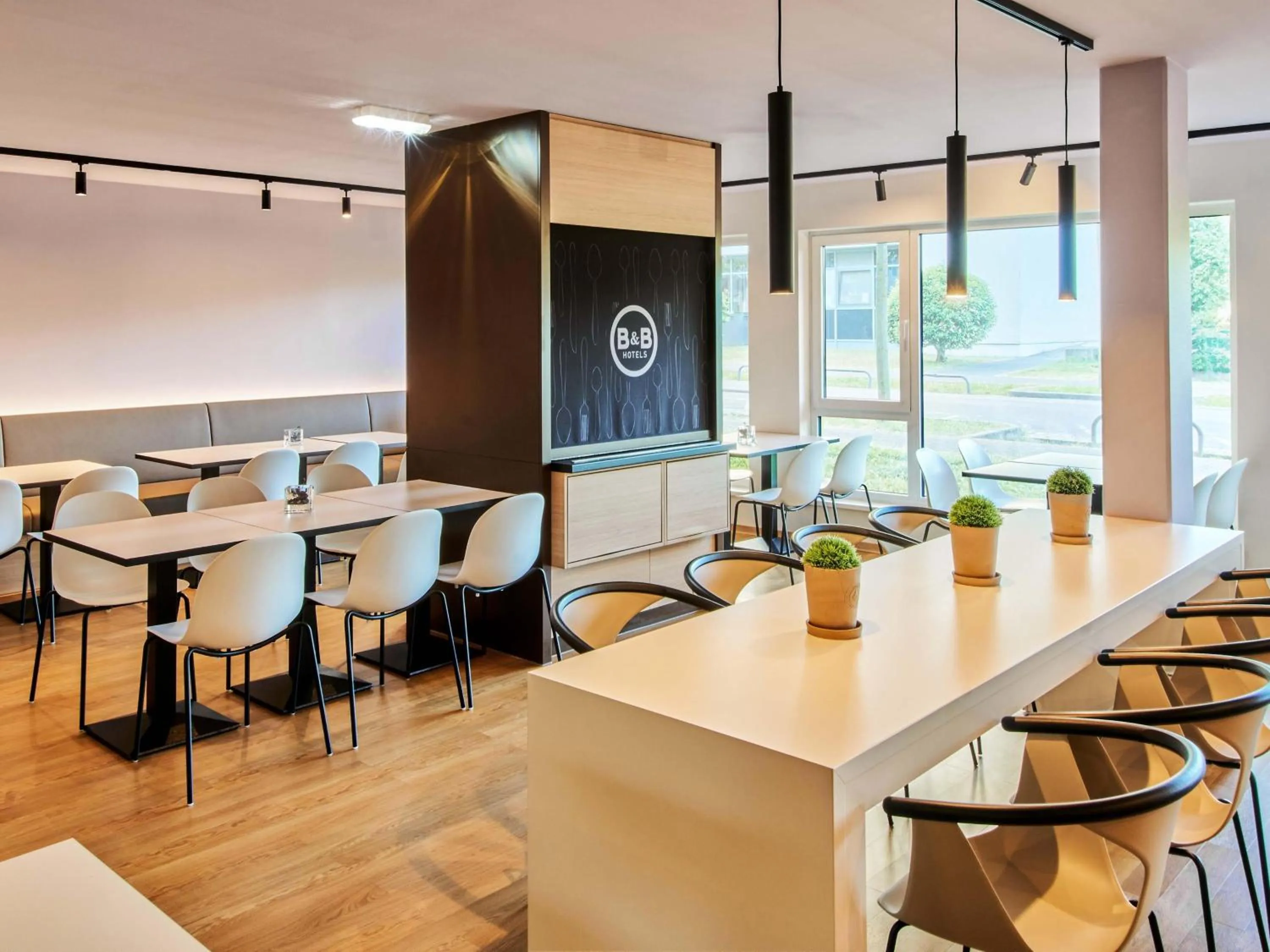 Restaurant/places to eat in B&B Hotel Frankfurt-Airport