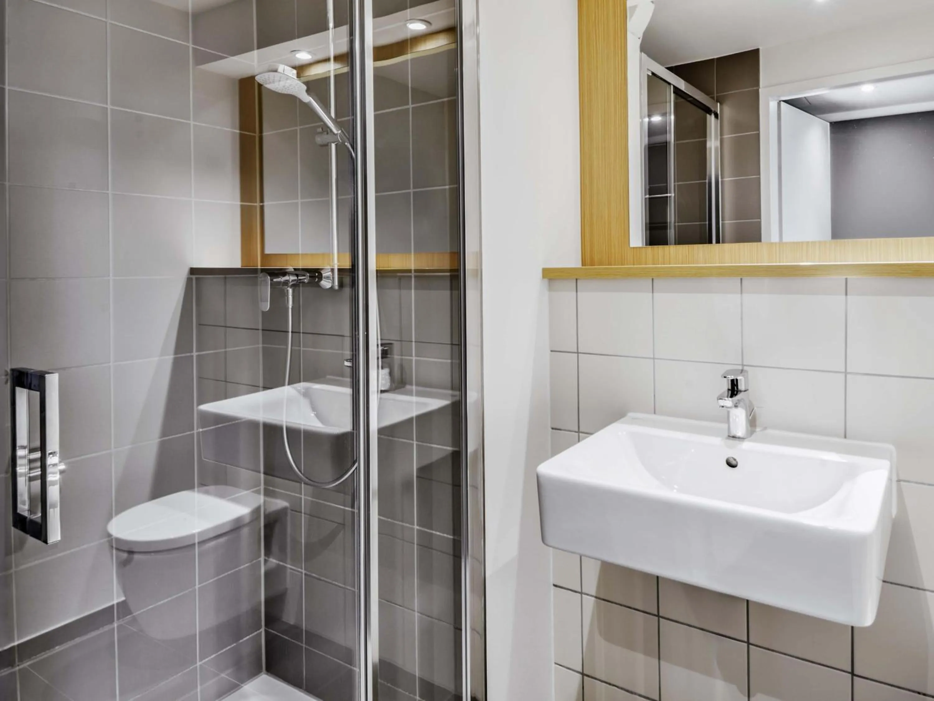 Shower in B&B Hotel Frankfurt-Airport