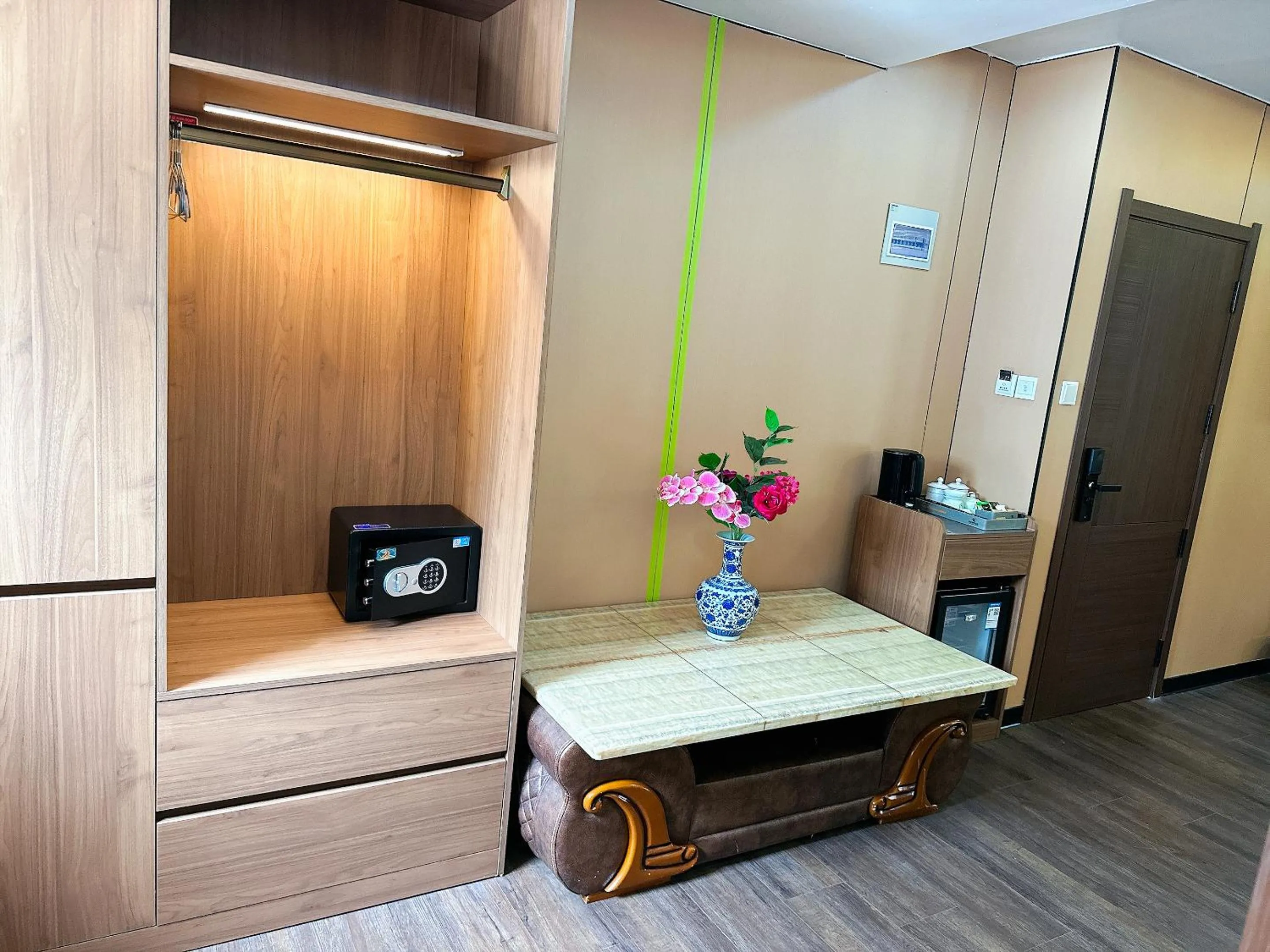wardrobe in Nanjing Restaurant & Motel