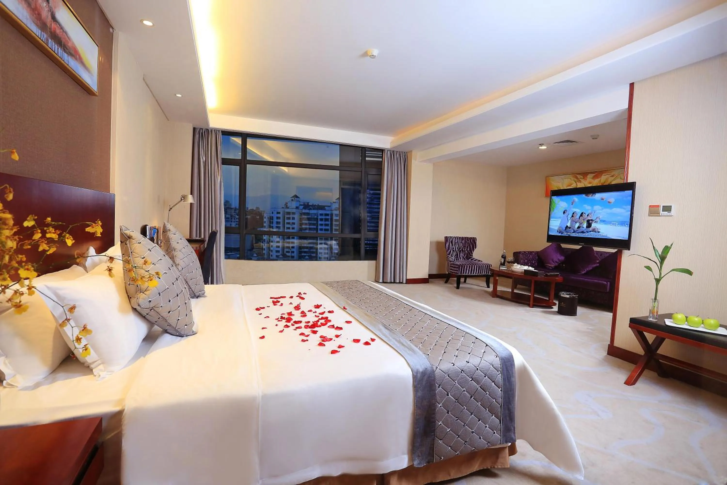 Photo of the whole room in Ramada Longyan