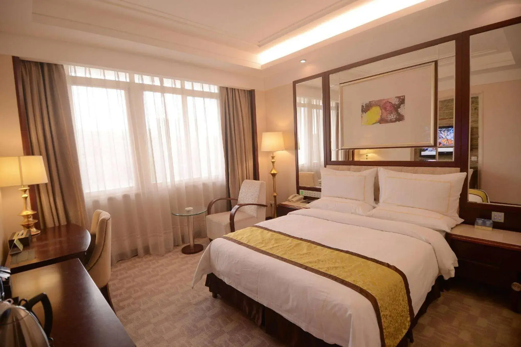 Food and drinks, Bed in Ramada Shenzhen Baoan