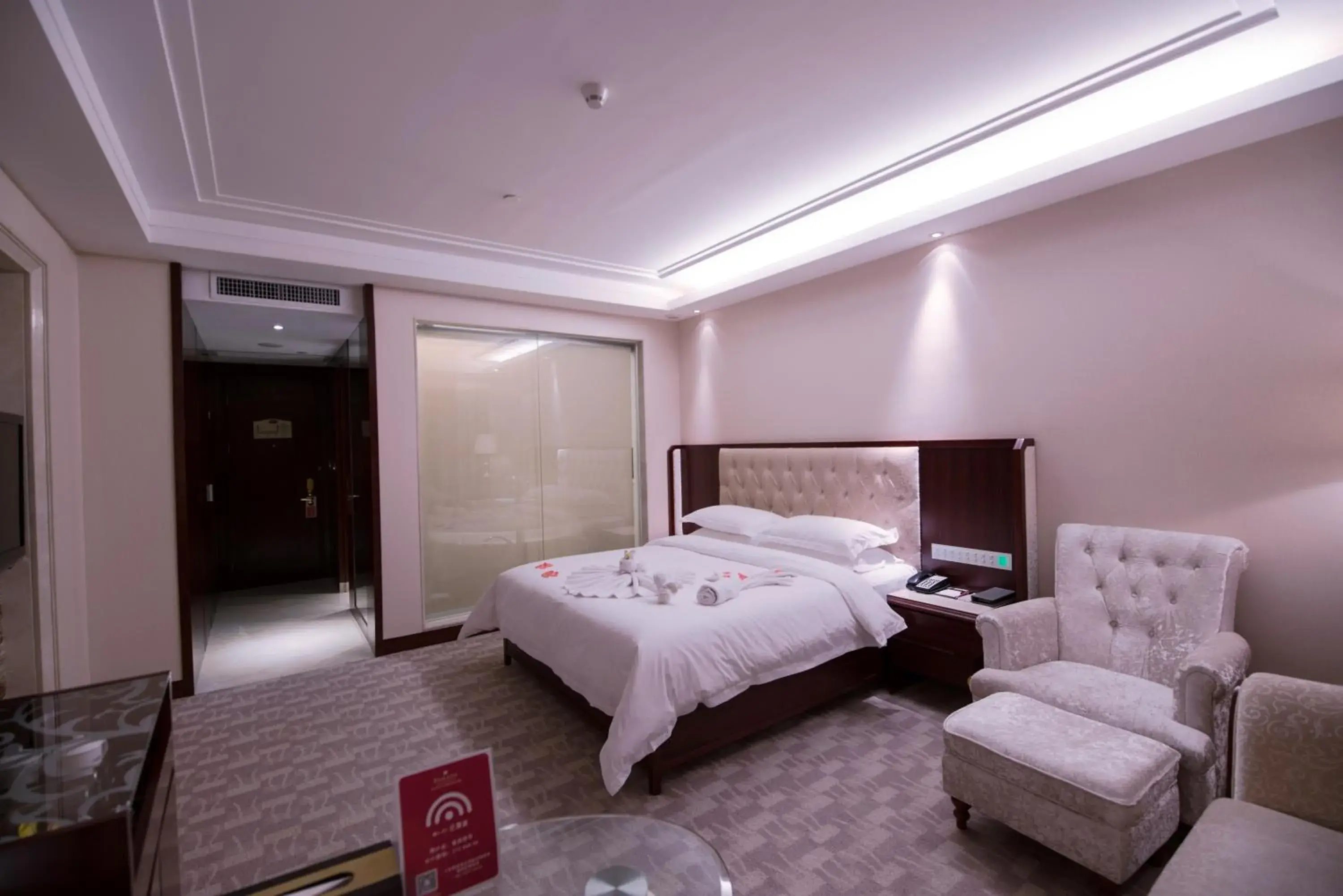 Bed in Ramada Shenzhen Baoan