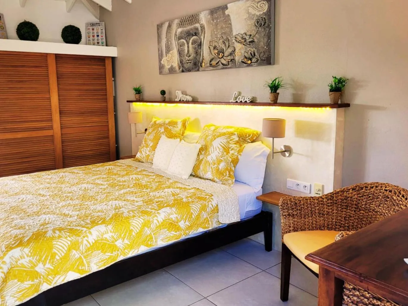 Bed in Les Balcons d'Oyster Pond