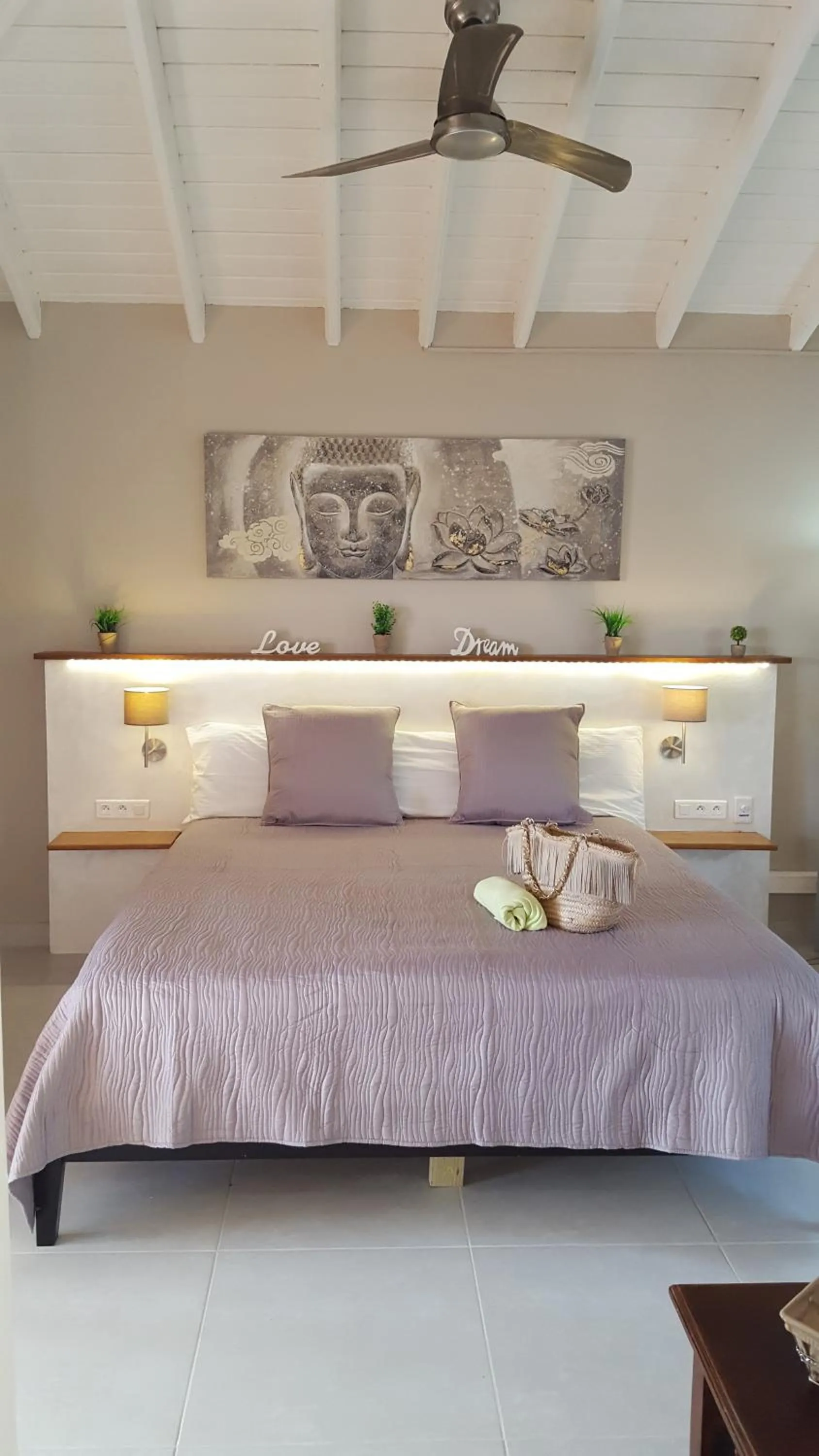 Bed in Les Balcons d'Oyster Pond