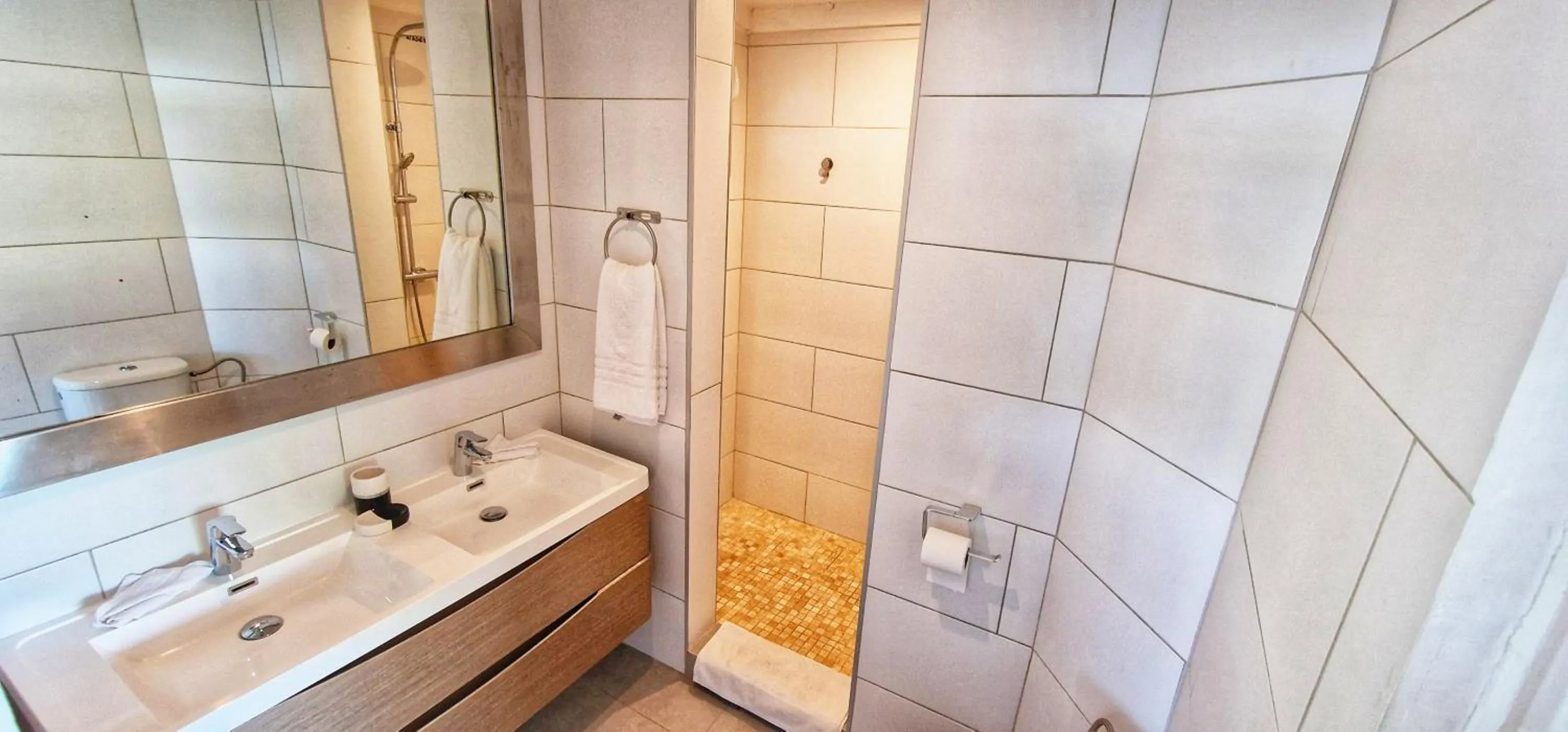 Shower in Les Balcons d'Oyster Pond