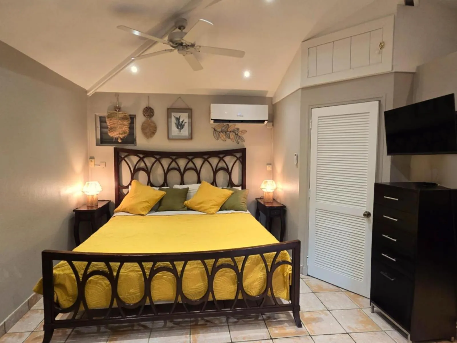 Bedroom, Bed in Les Balcons d'Oyster Pond