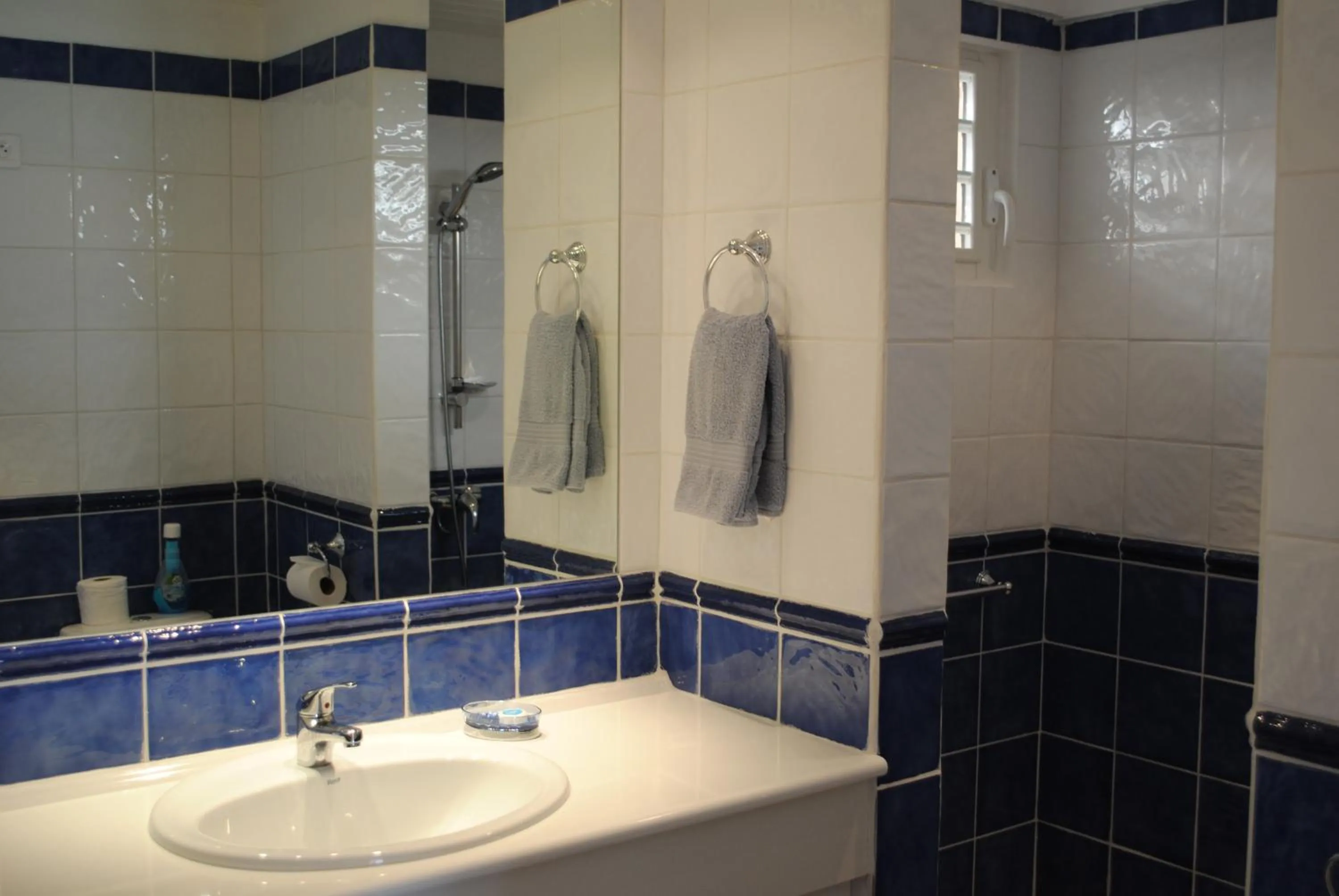 Bathroom in Les Balcons d'Oyster Pond