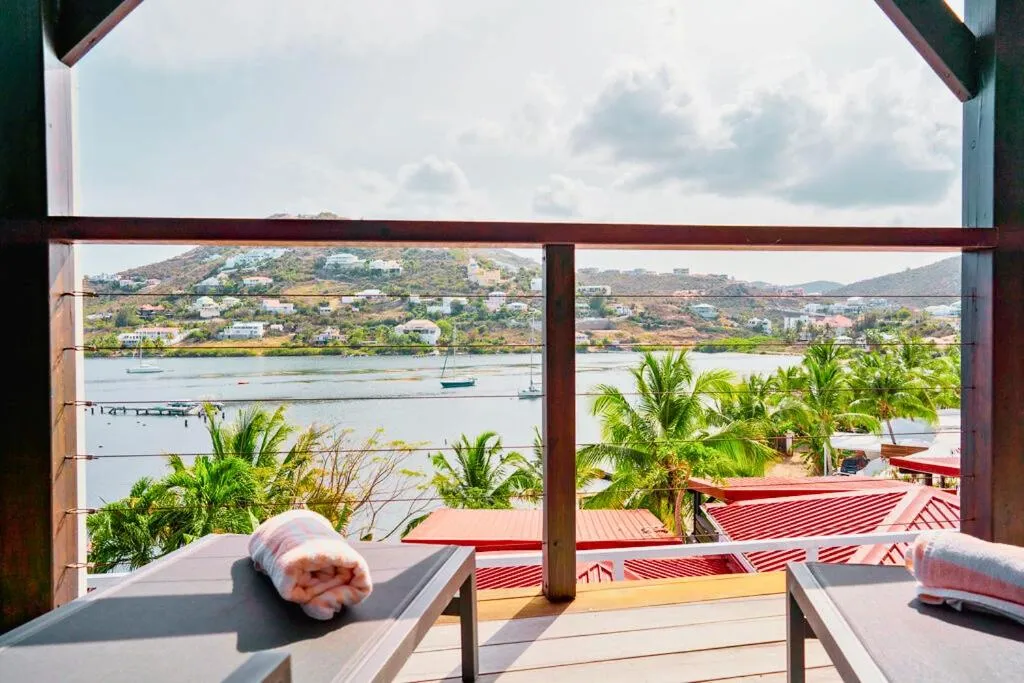 Sea view in Les Balcons d'Oyster Pond