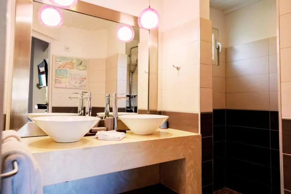 Shower in Les Balcons d'Oyster Pond