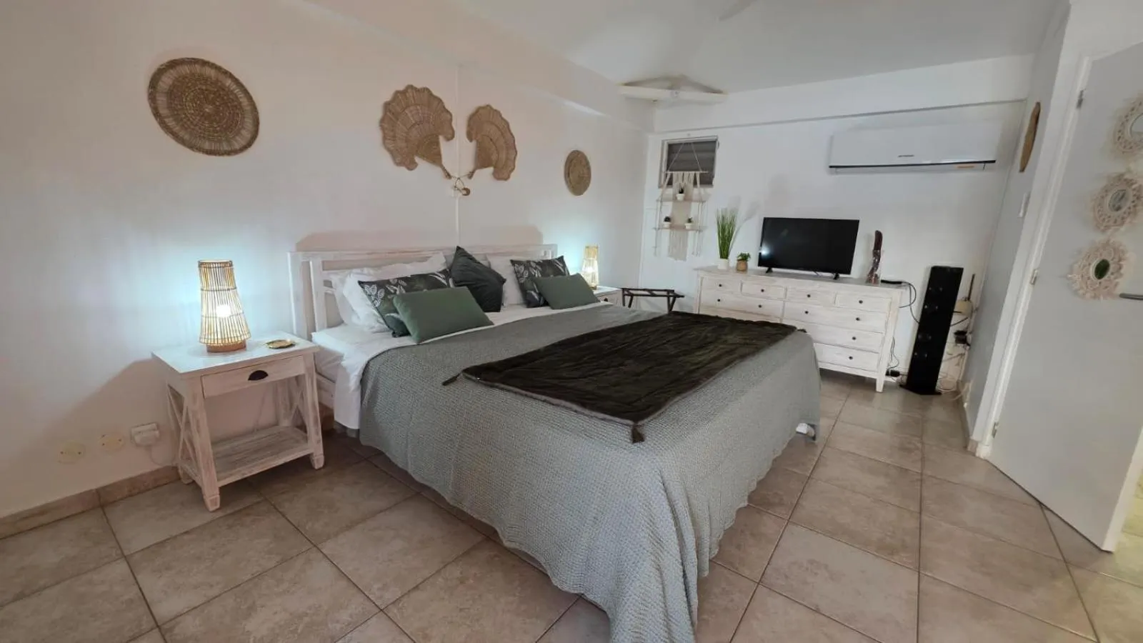 Bedroom, Bed in Les Balcons d'Oyster Pond