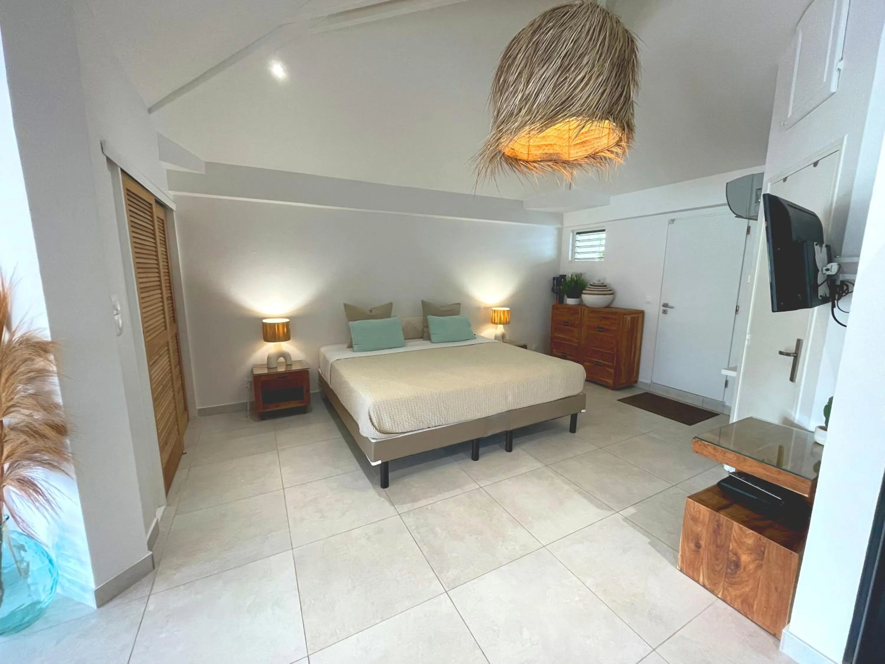 Bedroom, Bed in Les Balcons d'Oyster Pond
