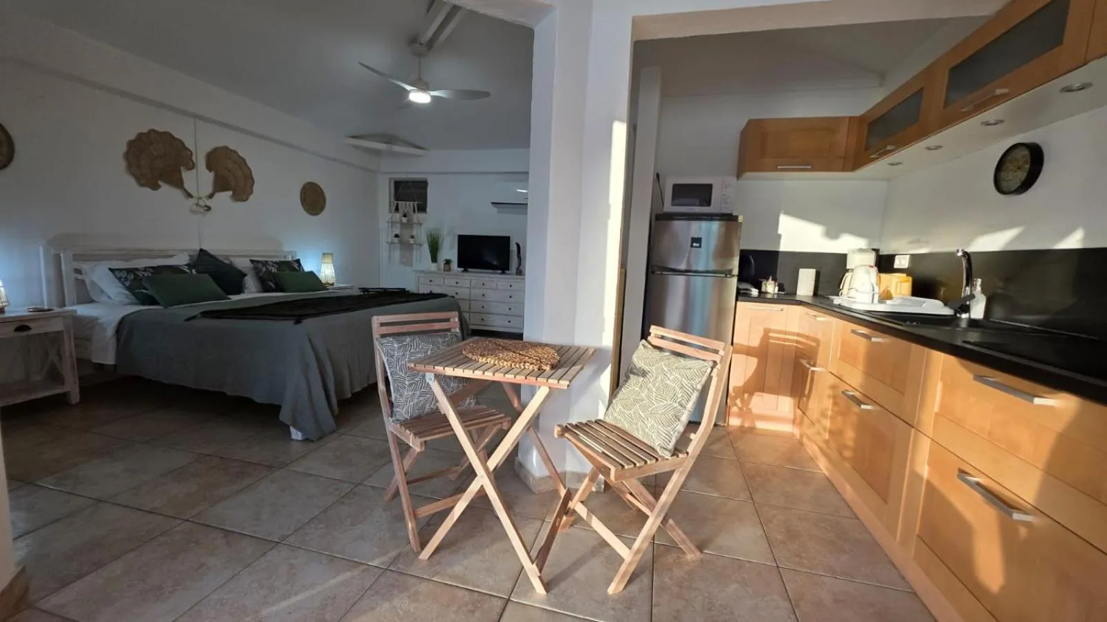 Photo of the whole room in Les Balcons d'Oyster Pond