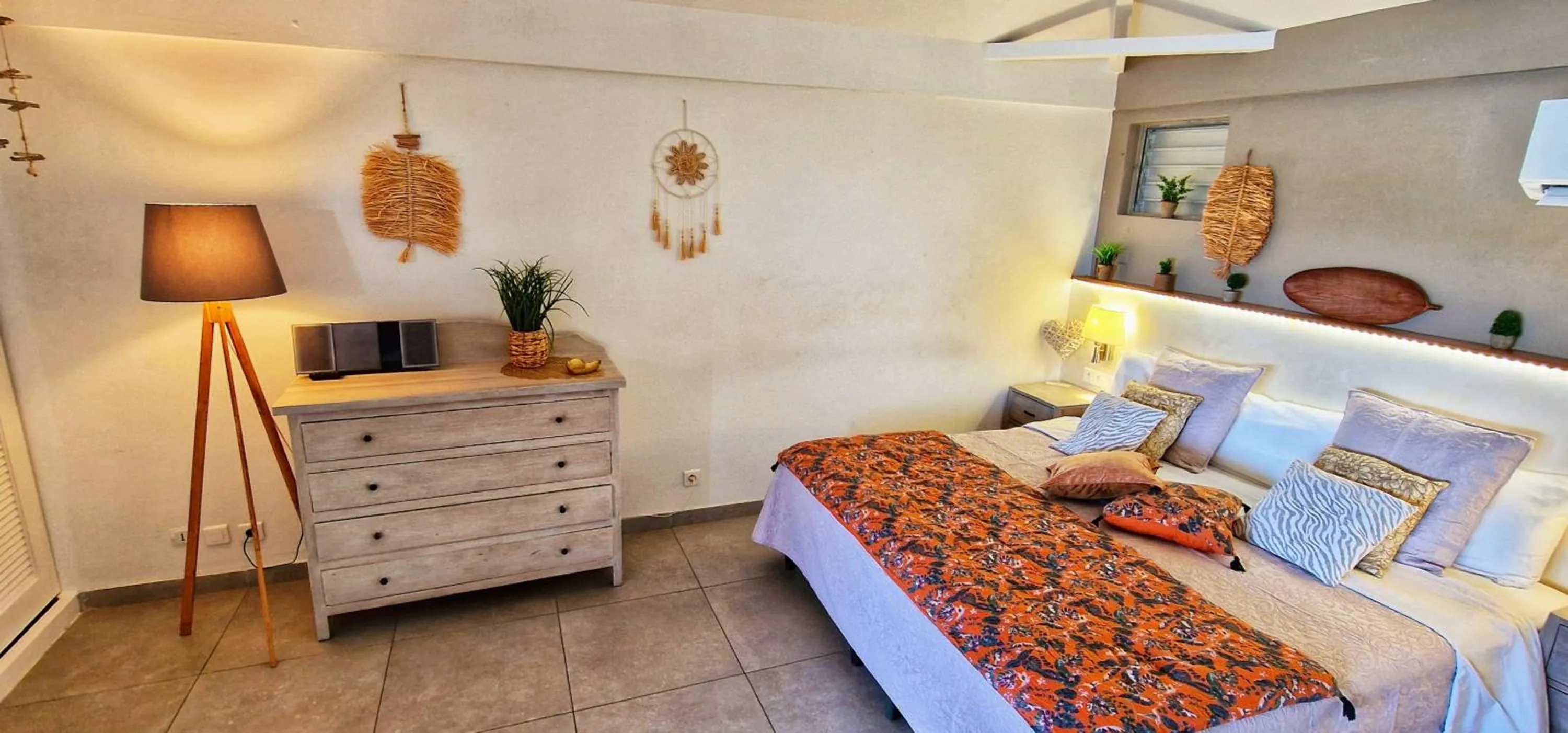 Bedroom, Bed in Les Balcons d'Oyster Pond