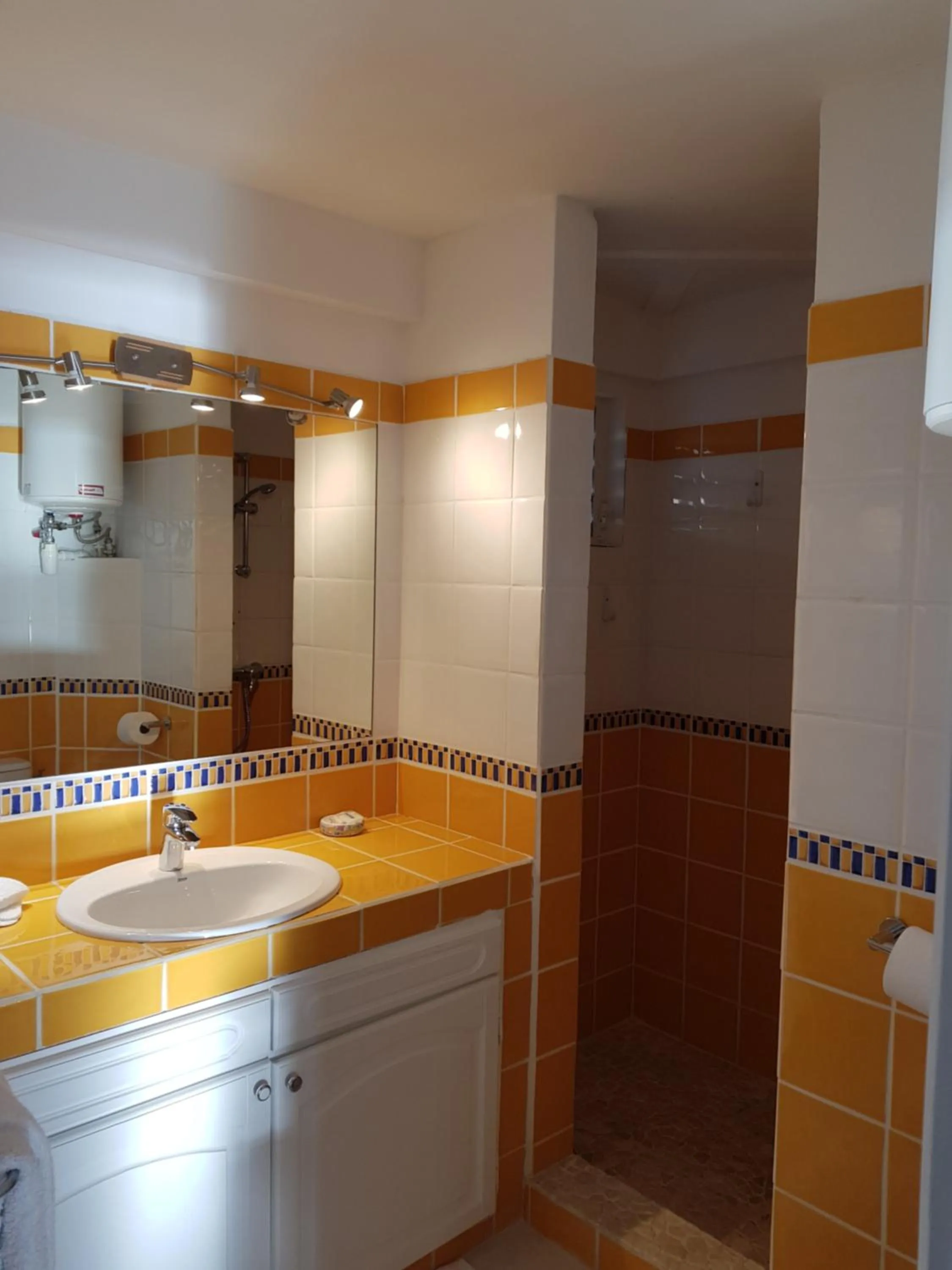 Bathroom in Les Balcons d'Oyster Pond