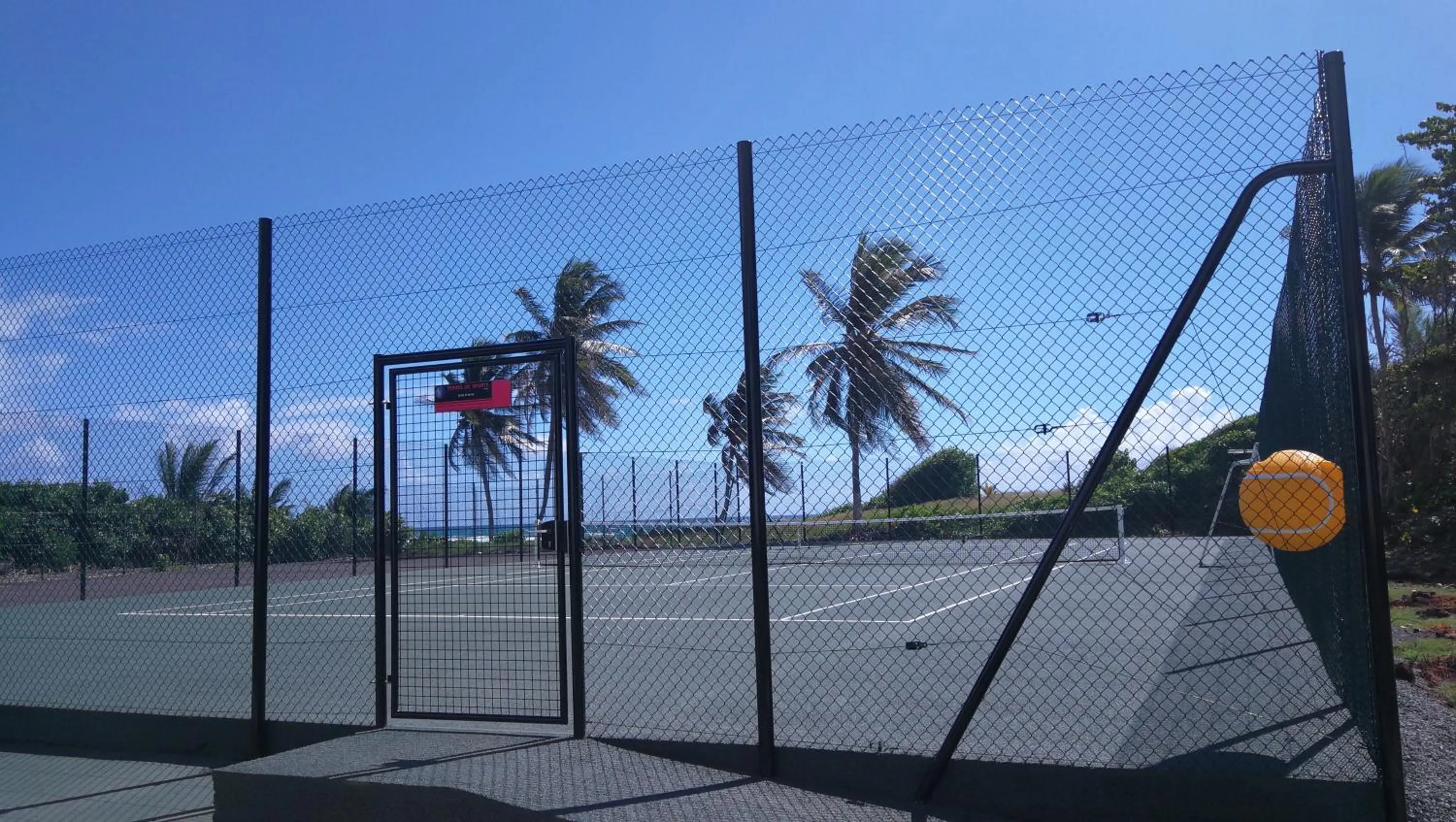 Tennis court in Studio Ti Dô Geo - Anse des Rochers à St François - Guadeloupe