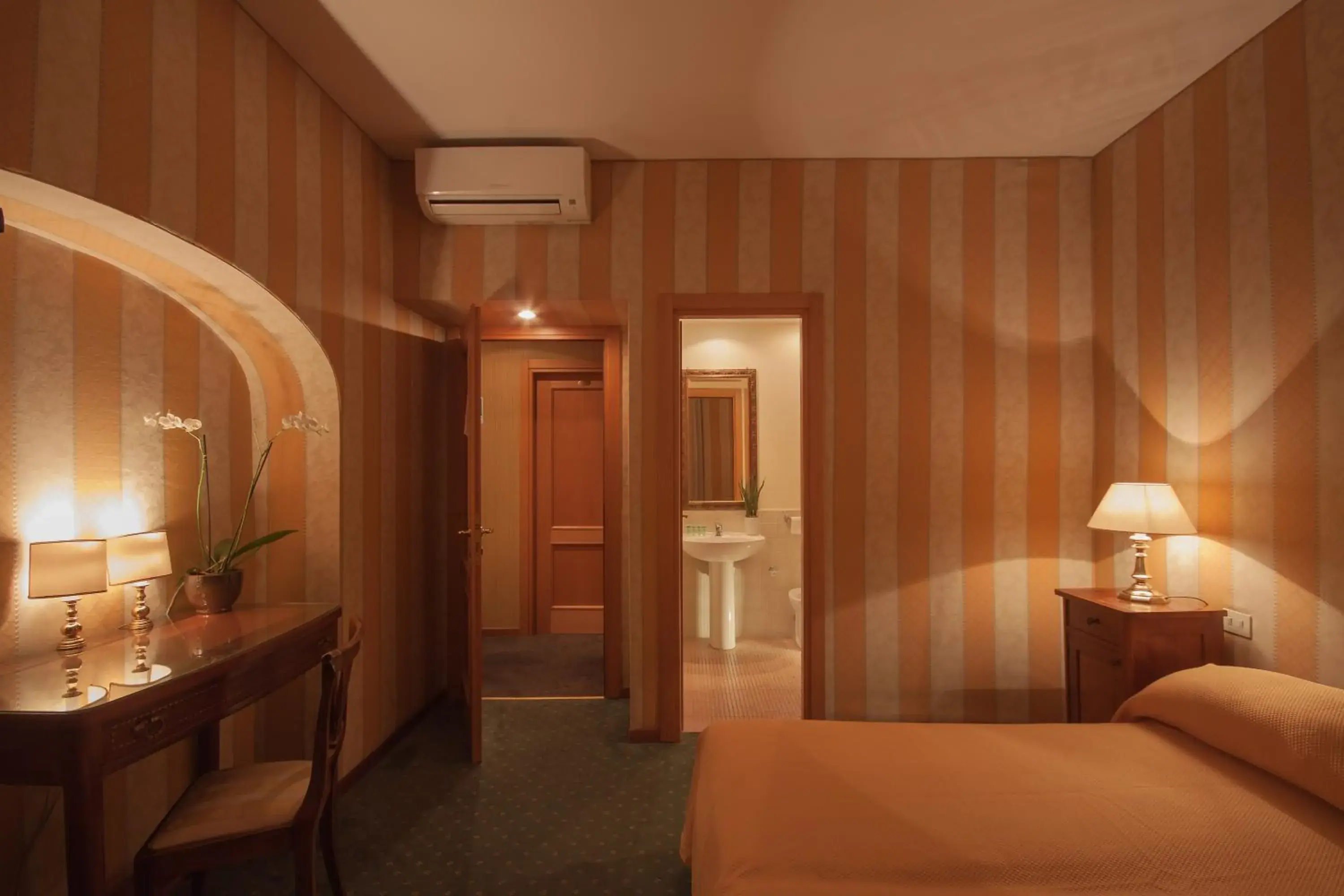 Triple Room in Orange Garden B&B Triple Room in Orange Garden B&B