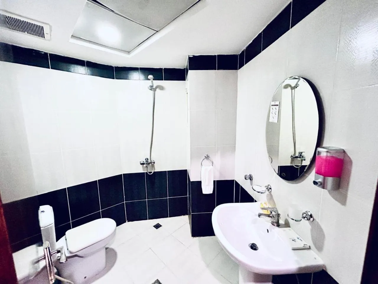 Toilet in Knooz Aldiafah